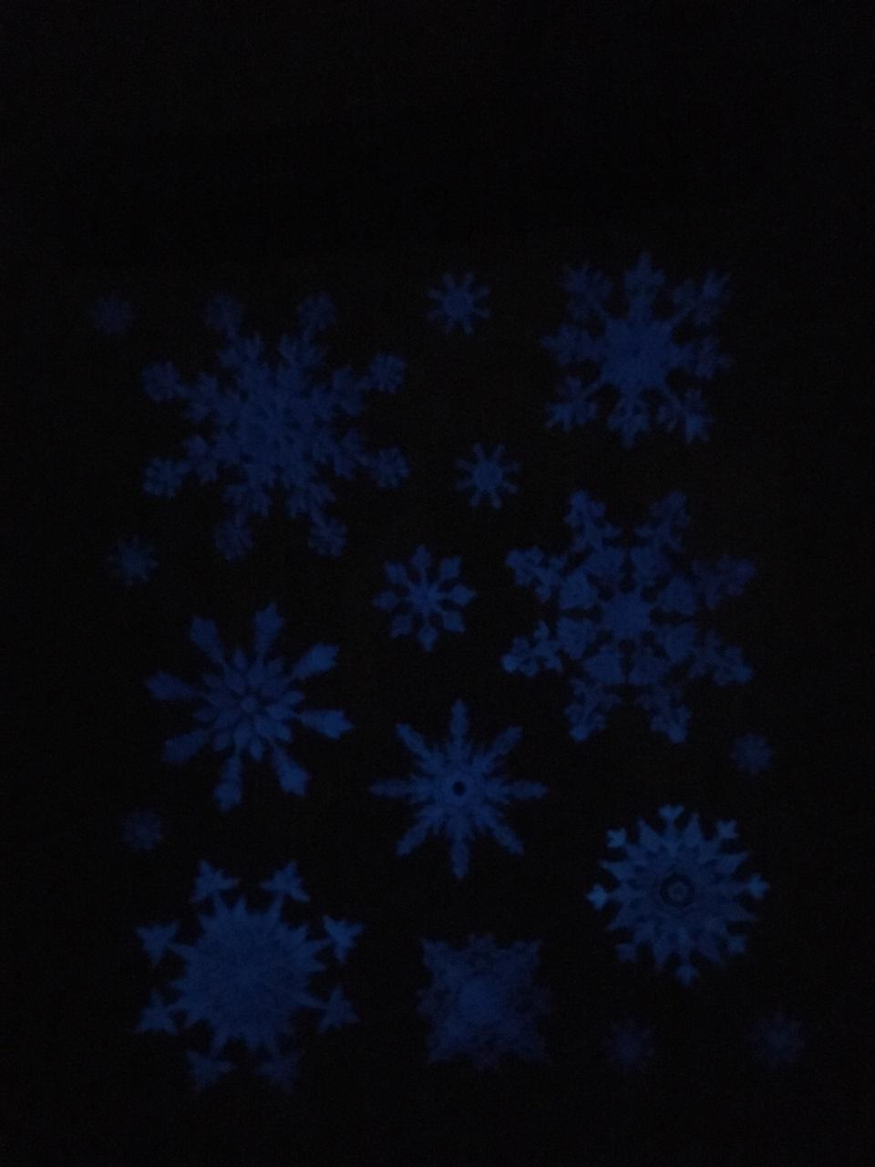 Фотография покупателя товара Интерьерная наклейка со светящимся слоем «Морозные снежинки», 21 × 29.7 см
