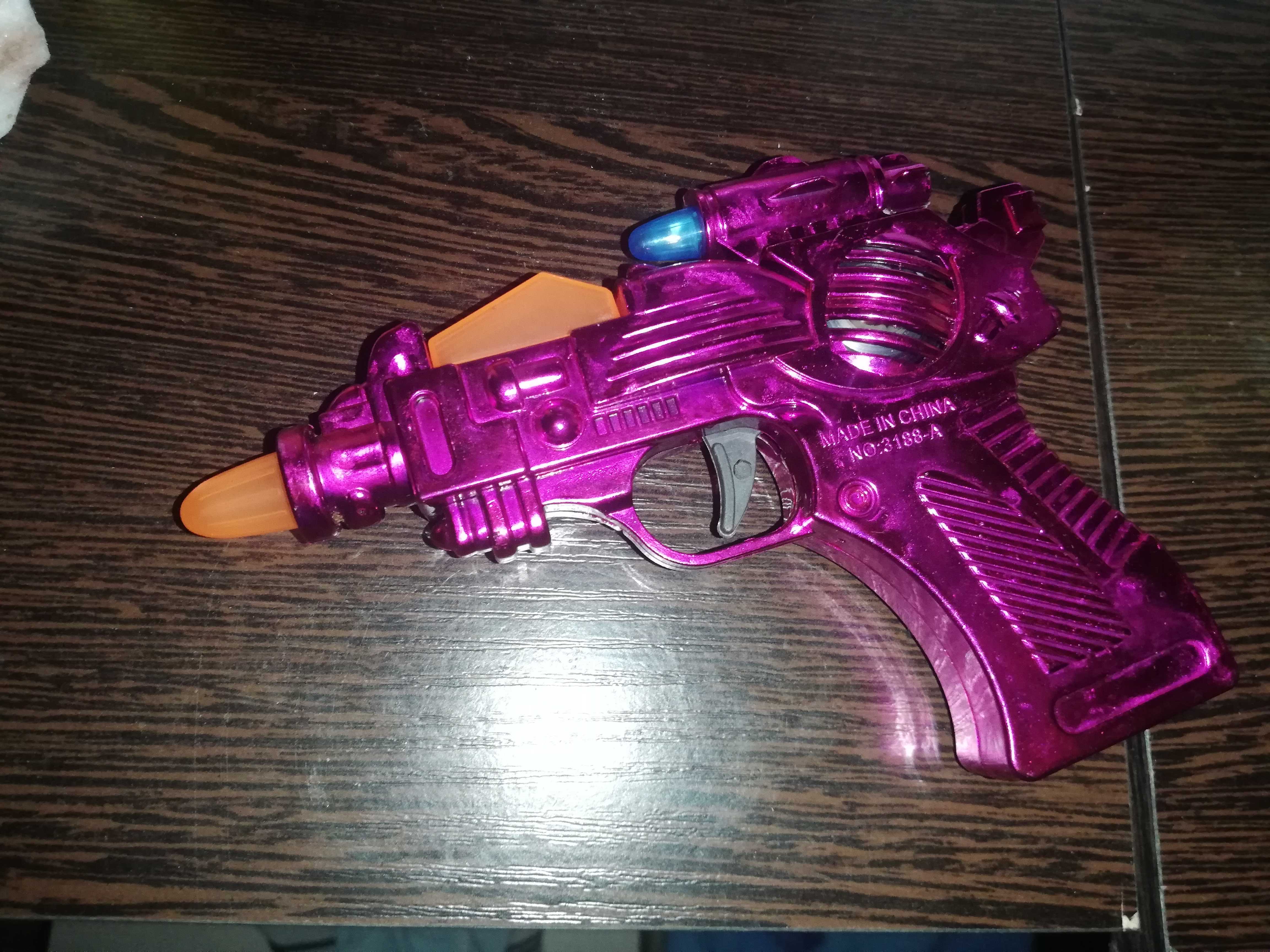 Фотография покупателя товара Пистолет «Сверчок», световые и звуковые эффекты, работает от батареек, цвета МИКС - Фото 11