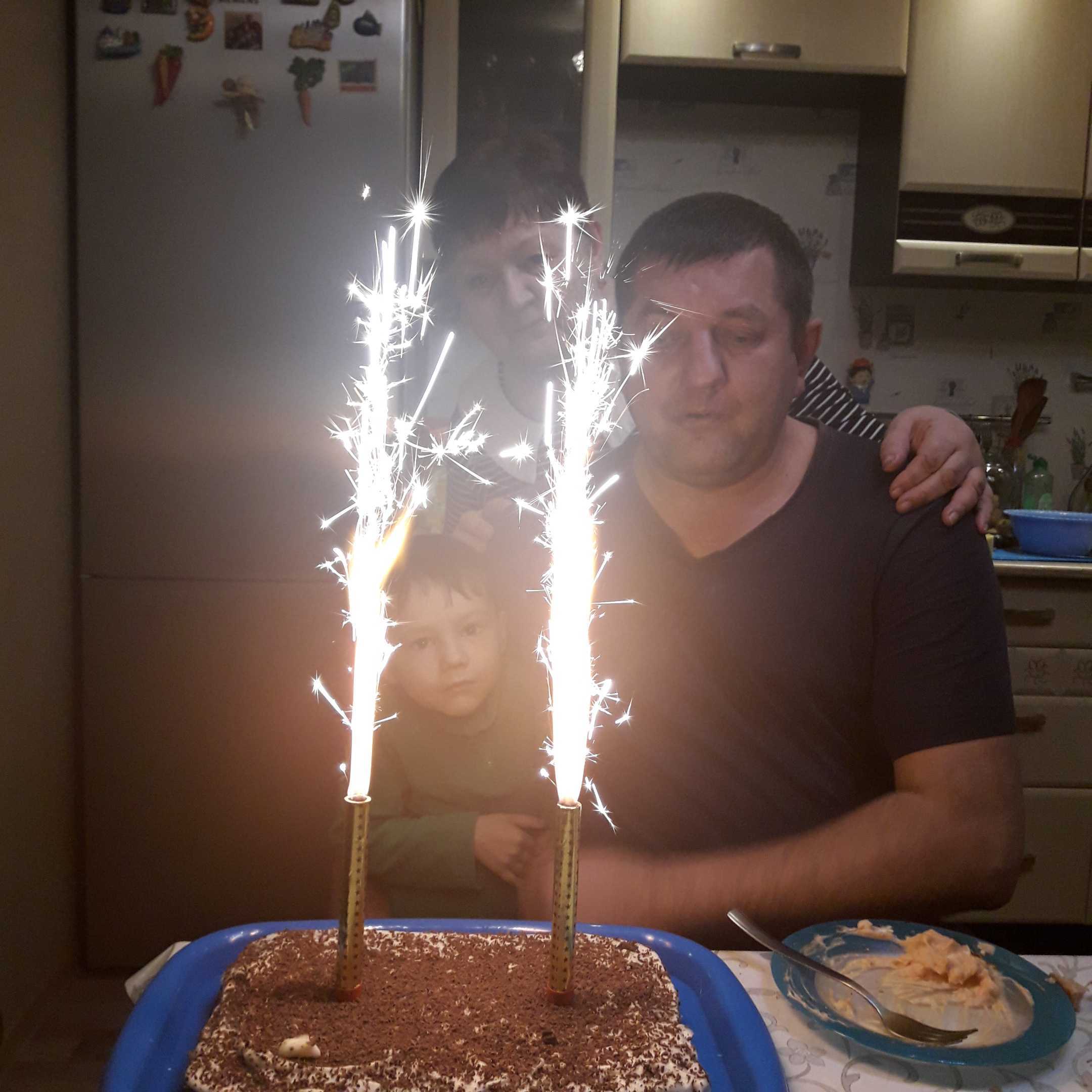 Фотография покупателя товара Свечи фонтаны для торта "Неон", 12,5 см, 40 секунд, цветное пламя, 4 шт - Фото 92