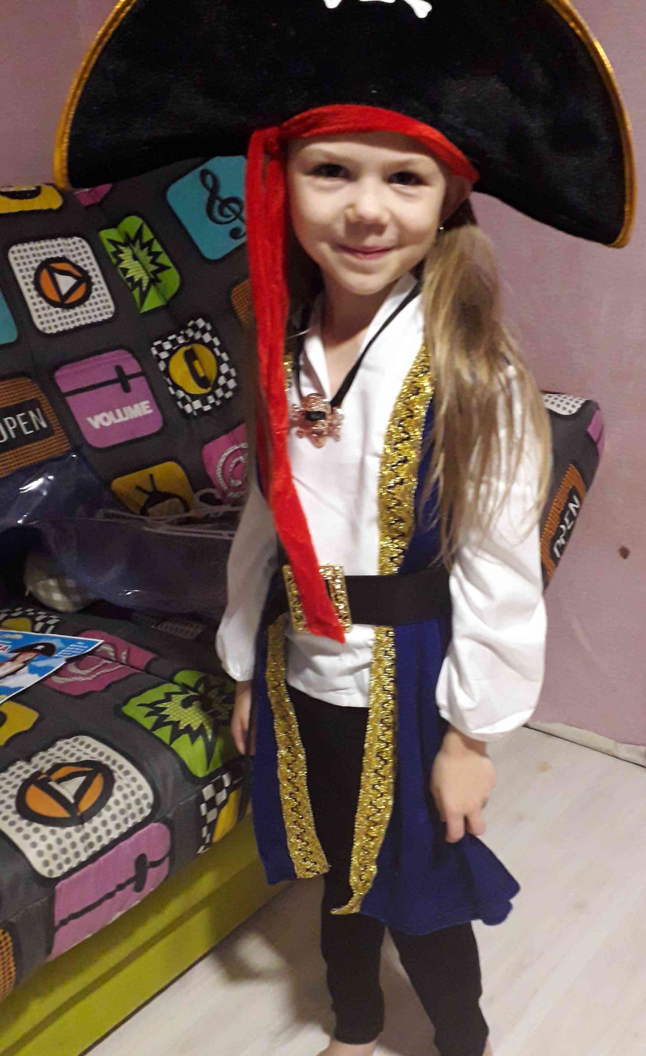 Фотография покупателя товара Карнавальный костюм "Пиратка в шляпе", рубашка, подвеска, камзол, леггинсы, ремень, шляпа, р-р 30, рост 110-116 см - Фото 1