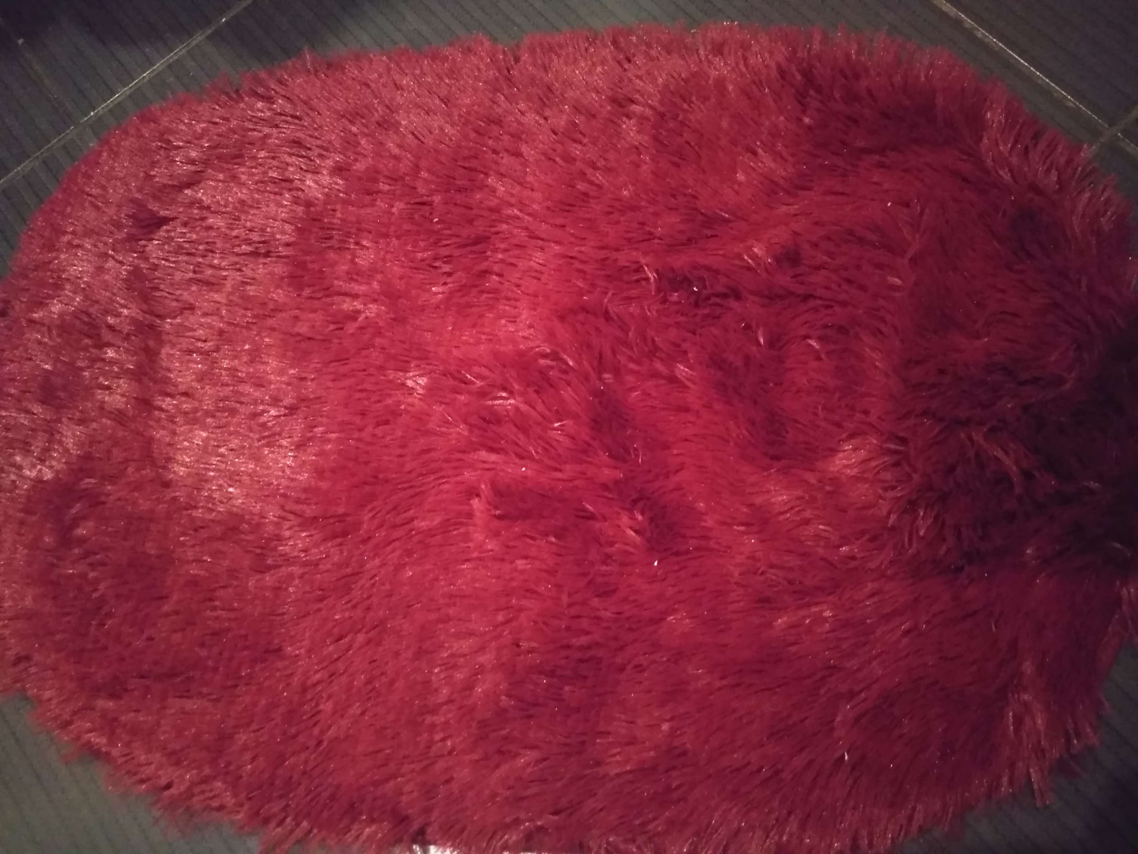 Фотография покупателя товара Коврик для ванной овальный Доляна «Пушистик», 40×60 см, цвет бордовый - Фото 2