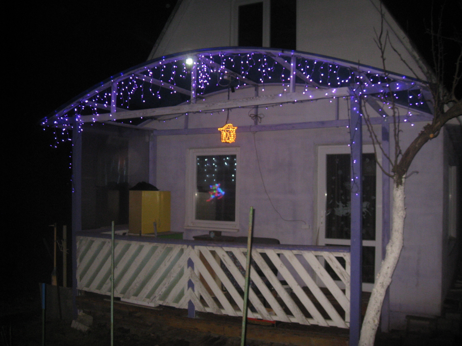 Фотография покупателя товара Гирлянда «Бахрома» 3 × 0.6 м, IP44, УМС, тёмная нить, 160 LED, свечение тёплое белое, 220 В - Фото 43