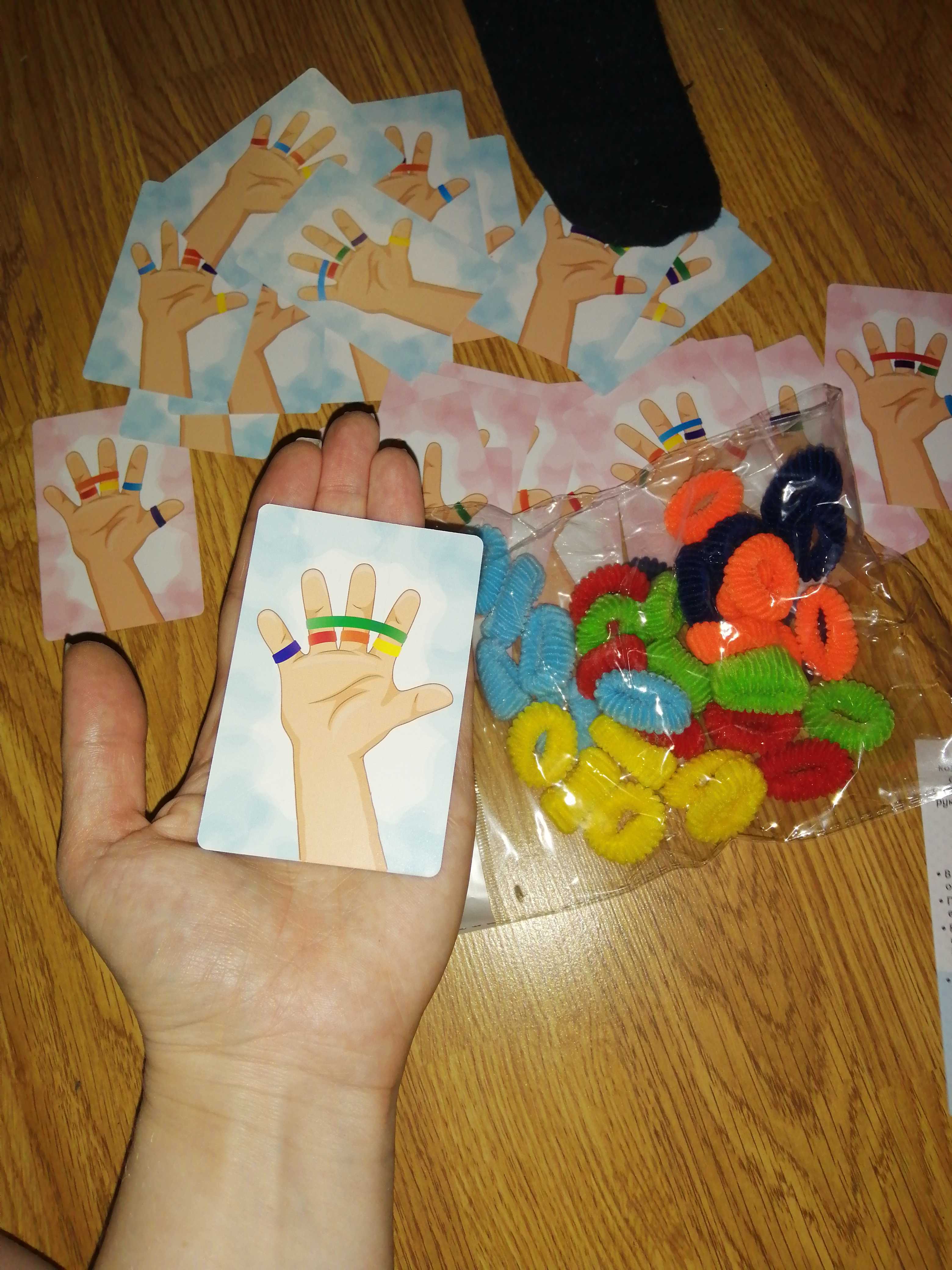 Фотография покупателя товара Настольная игра «Тянучки на ручки», 30 карт, 36 резинок, 5+ - Фото 7