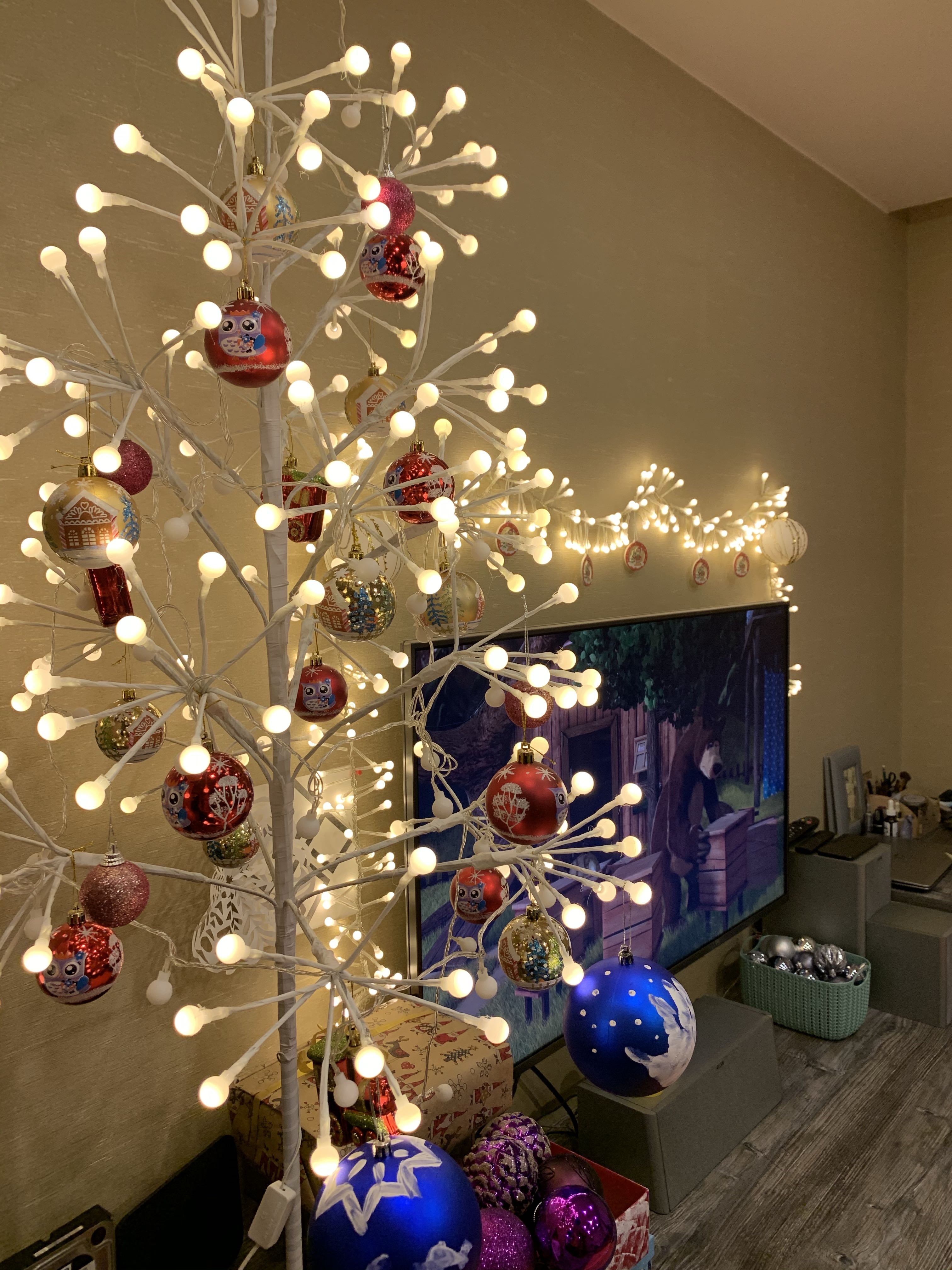 Фотография покупателя товара Светодиодное дерево «Шарики» 1.3 м, 180 LED, постоянное свечение, 220 В, свечение тёплое белое - Фото 3