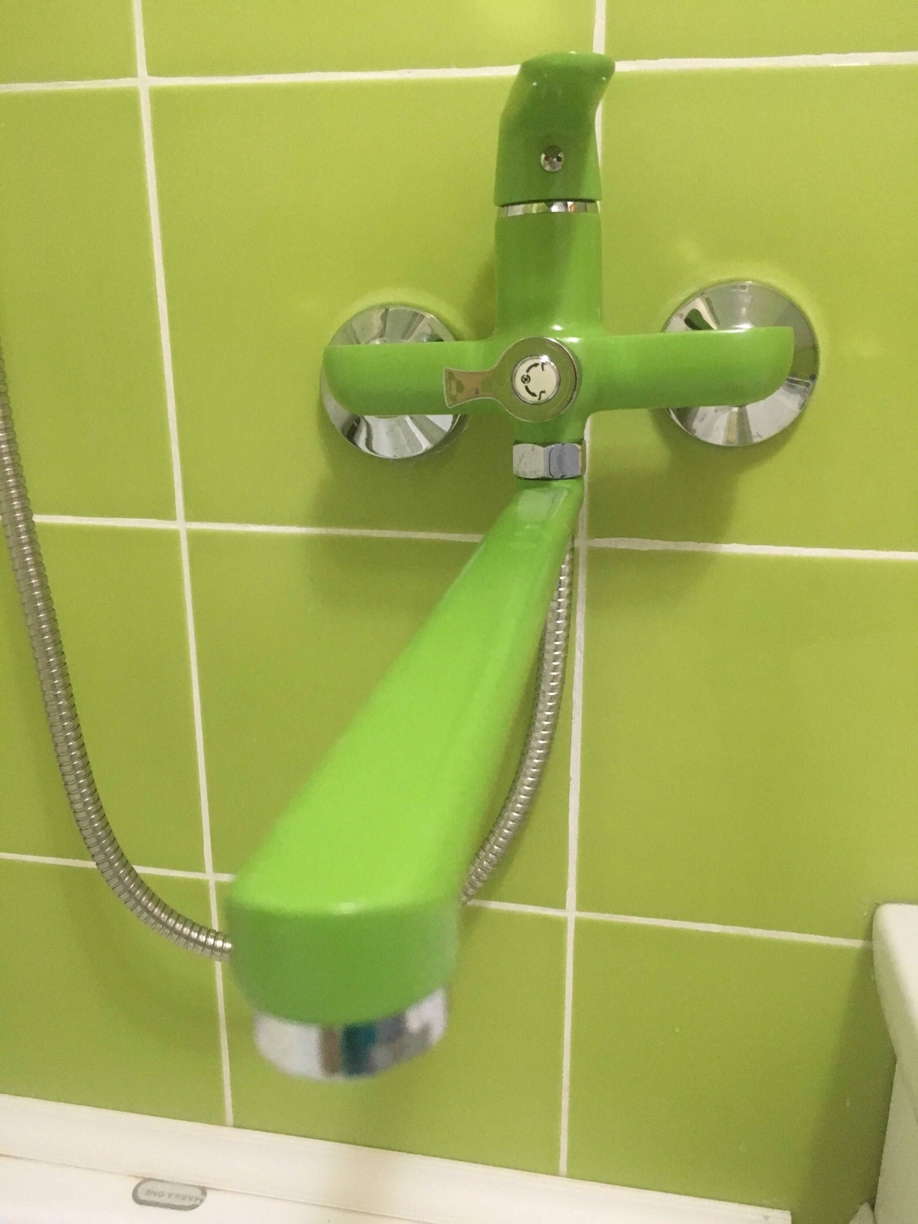 Фотография покупателя товара Смеситель для ванны Accoona A7166K, однорычажный, дивертор в корпусе, 35 см, зеленый - Фото 3