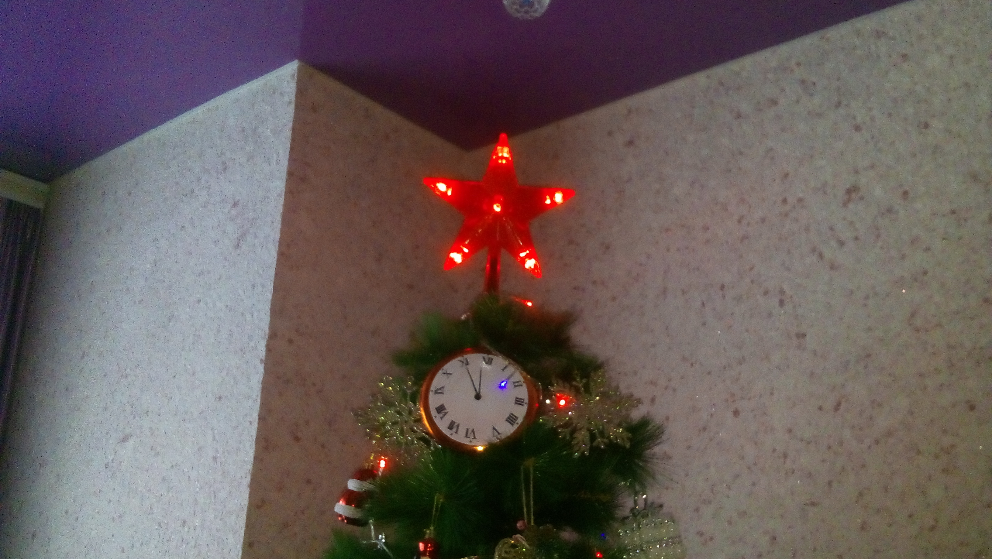 Фотография покупателя товара Светодиодная верхушка на ёлку «Звезда красная» 22 см, 30 LED, провод 2 метра, 220 В, свечение красное - Фото 44