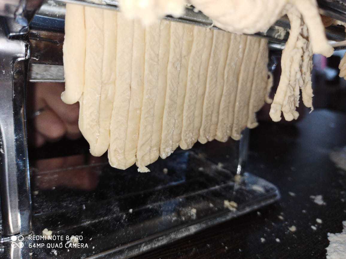 Фотография покупателя товара Лапшерезка с функцией раскатывания теста Доляна, 6 настроек толщины теста, ширина лапши 3 и 7 мм - Фото 1