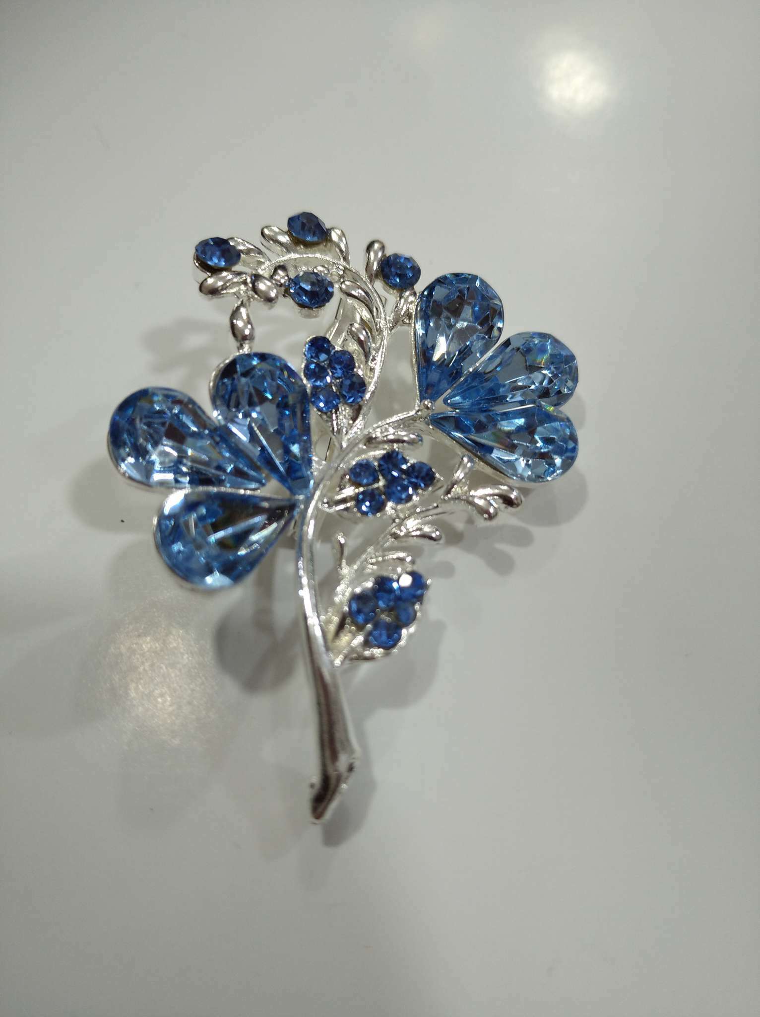 Фотография покупателя товара Брошь "Цветок" трилистник, цвет голубой в серебре - Фото 2