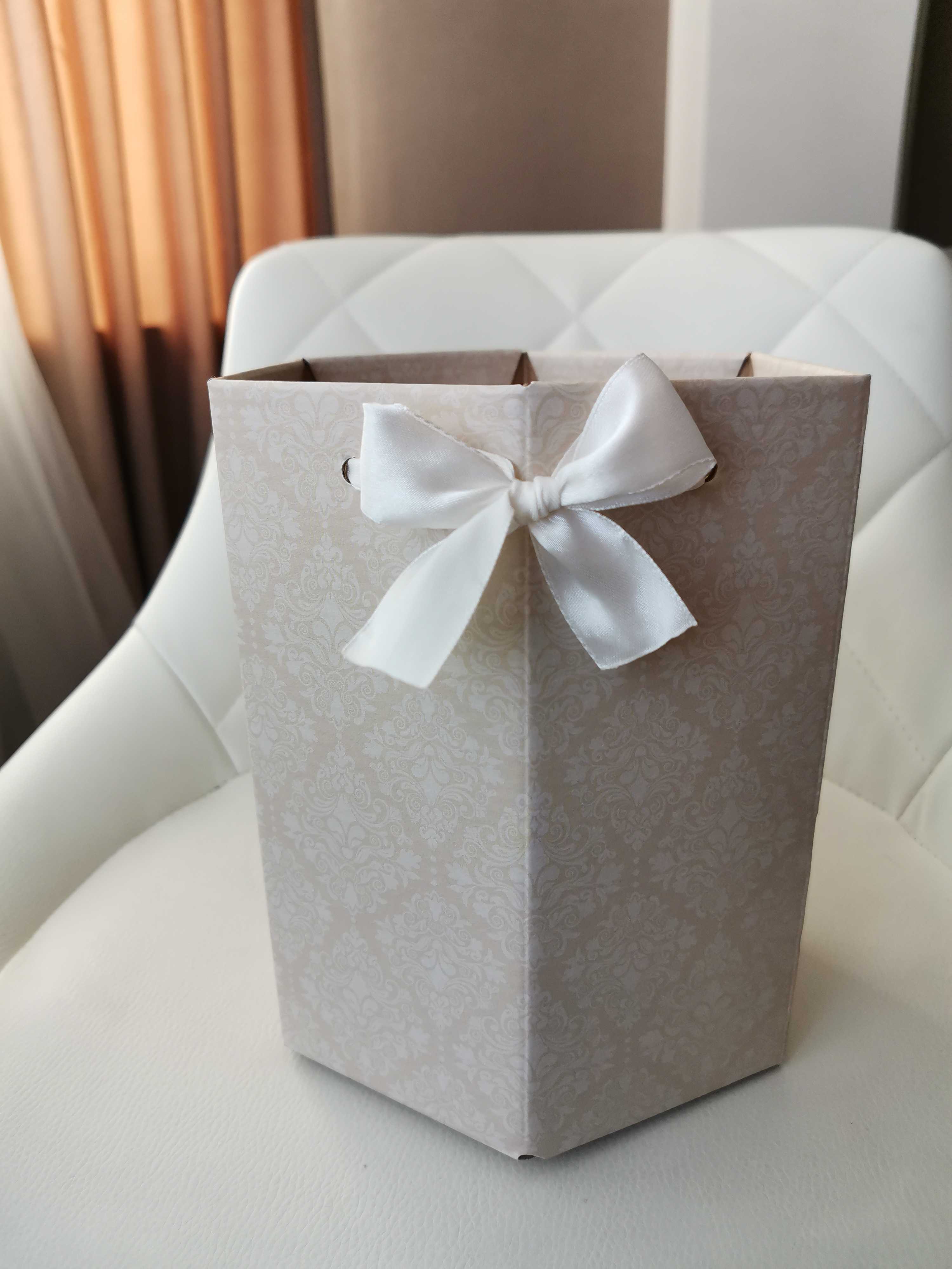 Фотография покупателя товара Коробка подарочная складная шестигранник «Классический узор», 17 х 14,8 х 19,5 см - Фото 7