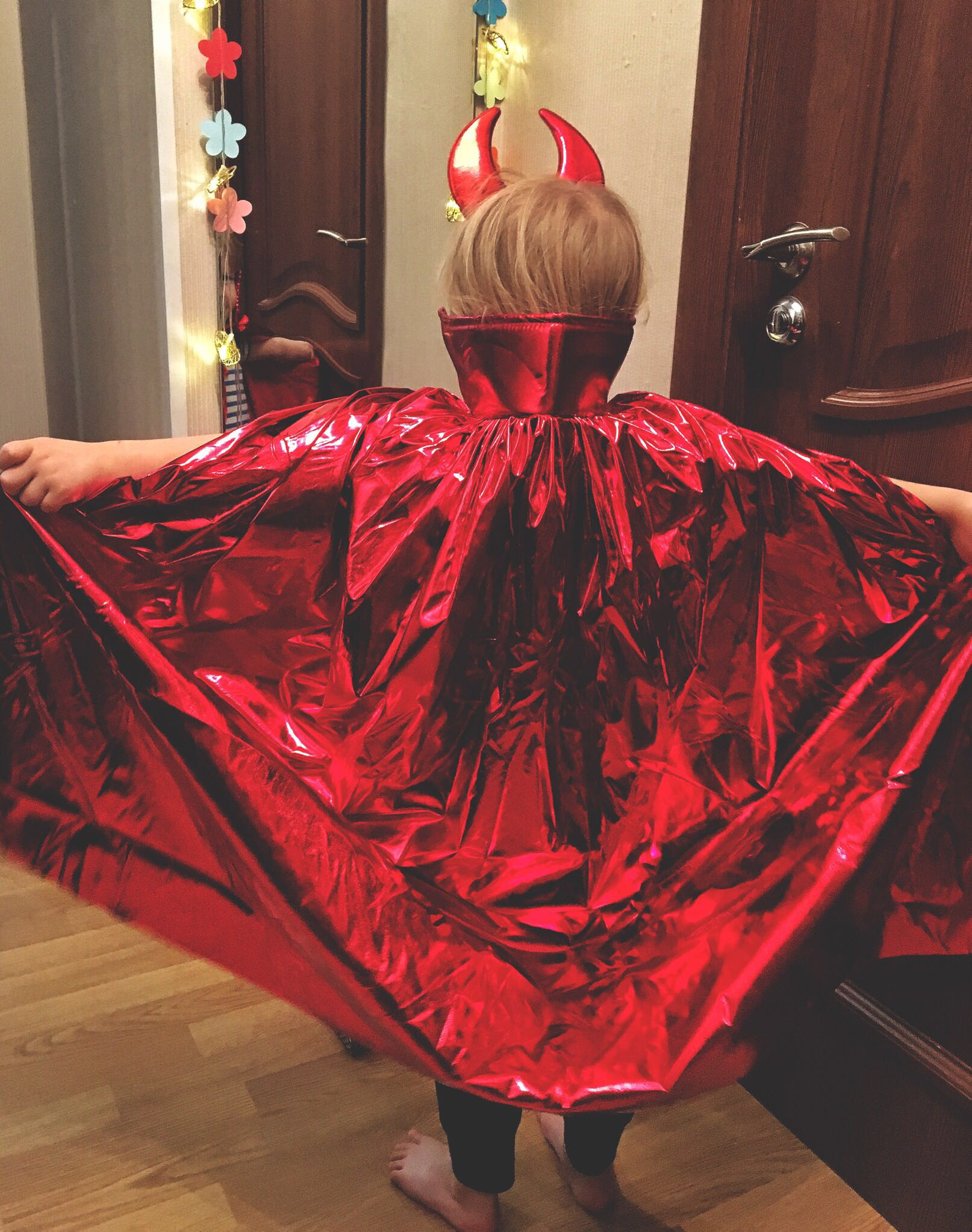Фотография покупателя товара Карнавальный набор «Мефистофель», накидка красная, длина 85 см, рожки - Фото 1