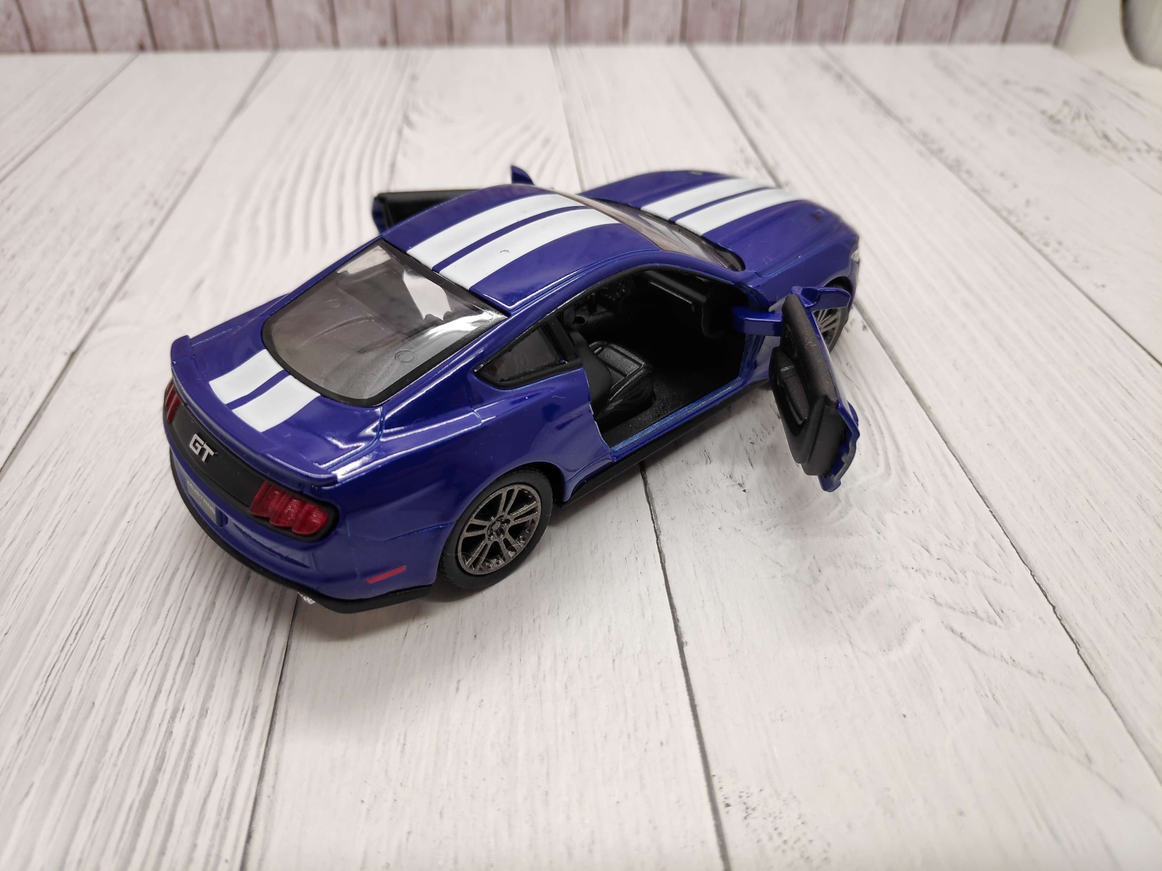 Фотография покупателя товара Машина металлическая Ford Mustang GT, 1:38, открываются двери, инерция, цвет синий