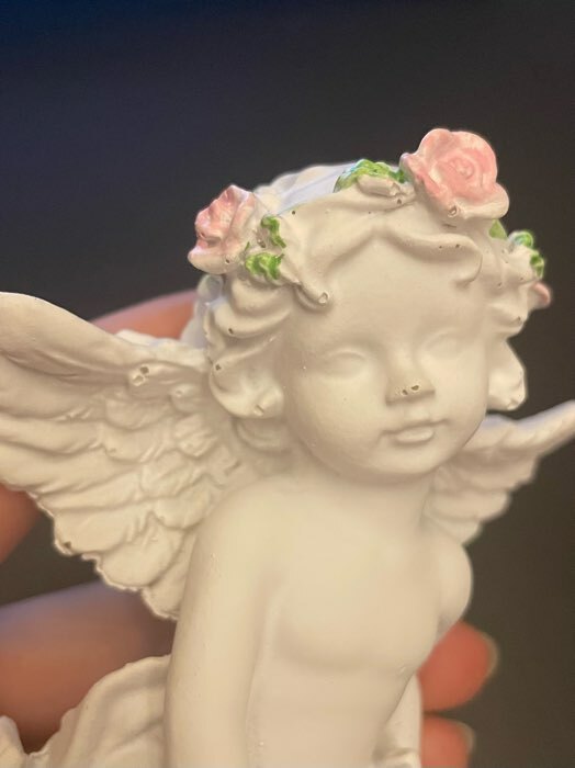 Фотография покупателя товара Сувенир полистоун "Белоснежный ангел в венке из роз" МИКС 8,8х8,3х5,2 см - Фото 1