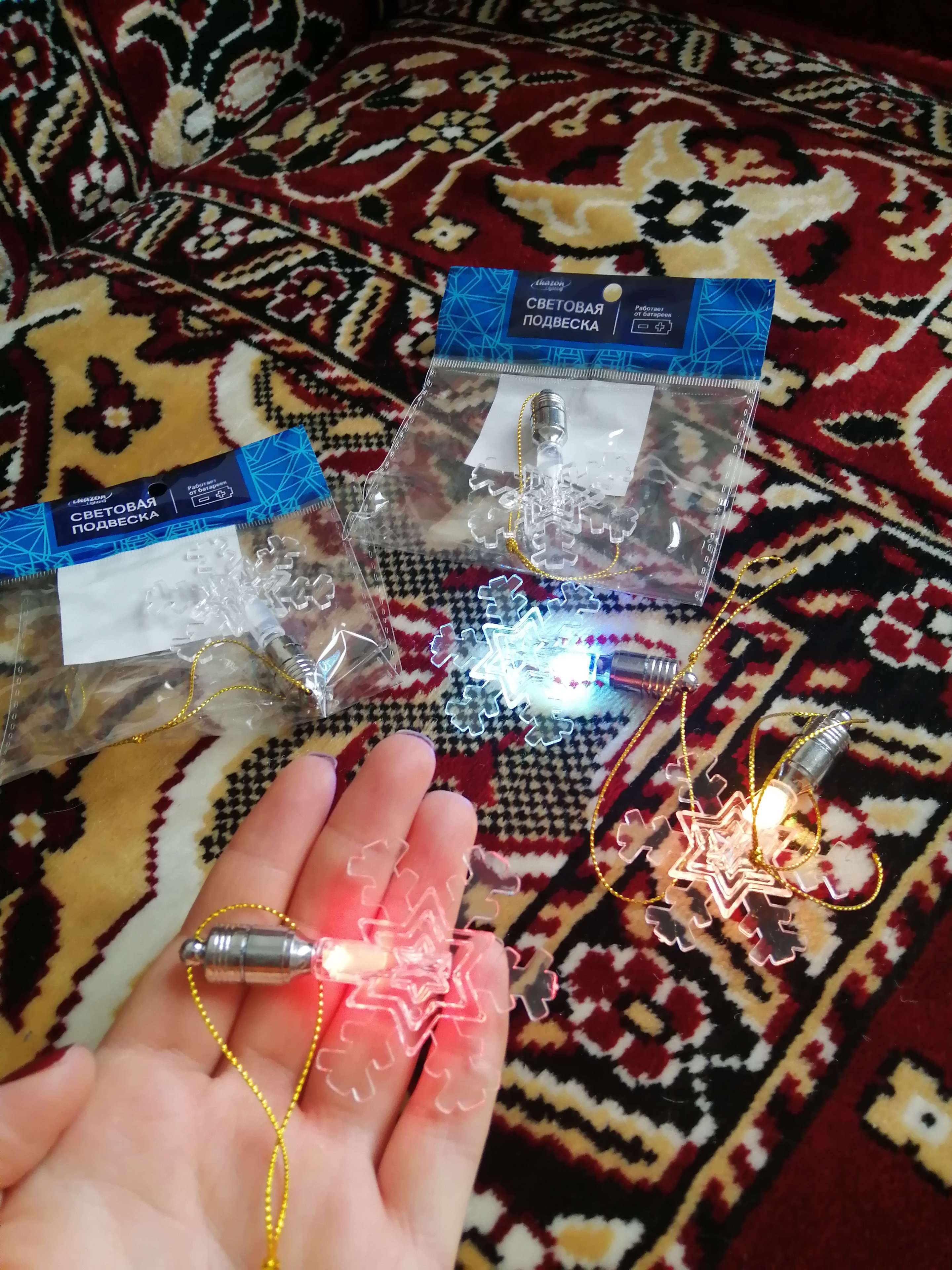 Фотография покупателя товара Подвеска световая "Снежинка малая" 7см., (батарейки в комплекте) 1 LED, RGB