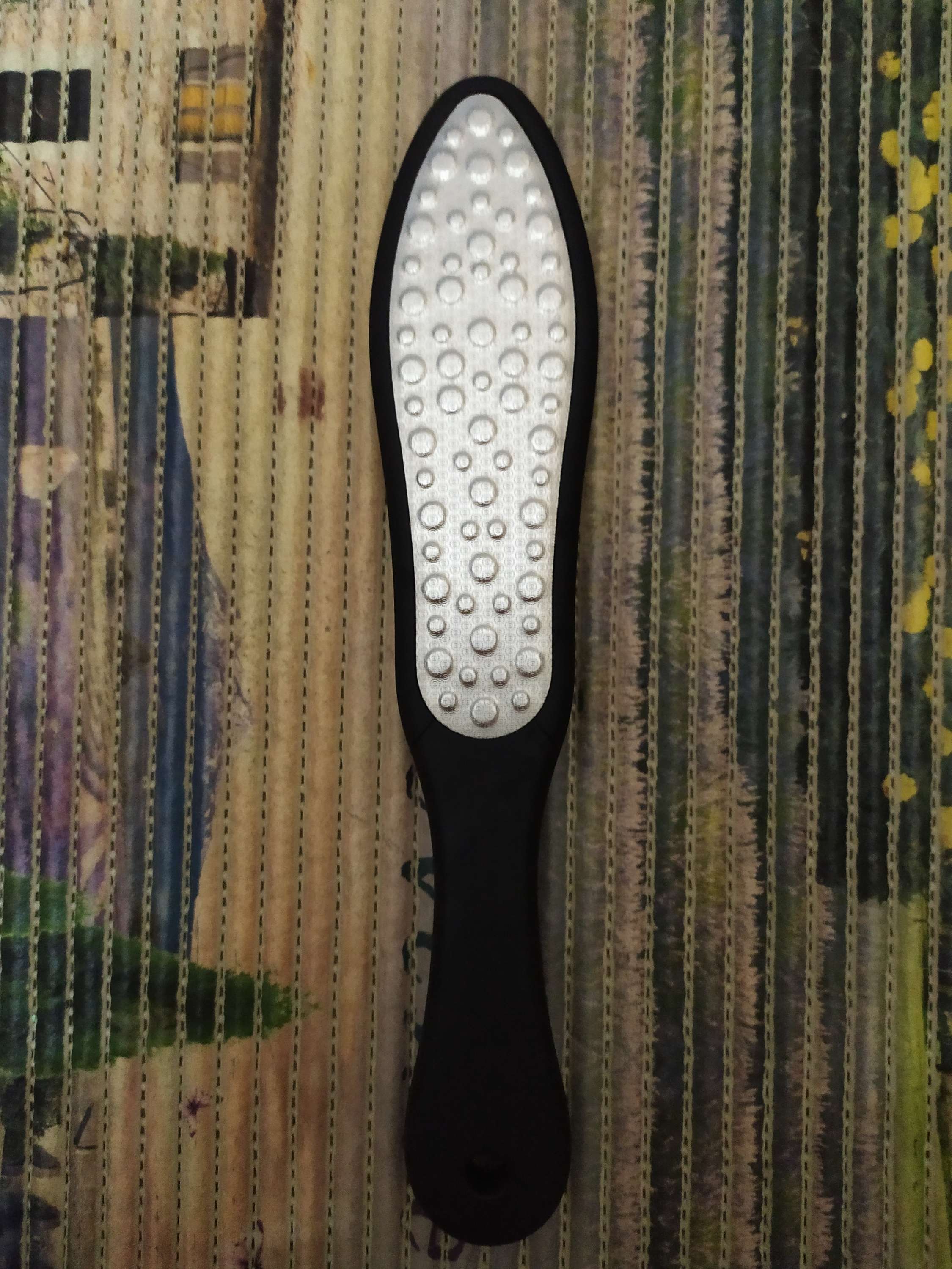 Фотография покупателя товара Тёрка для ног, лазерная, двусторонняя, прорезиненная ручка, 26 см, цвет чёрный - Фото 7