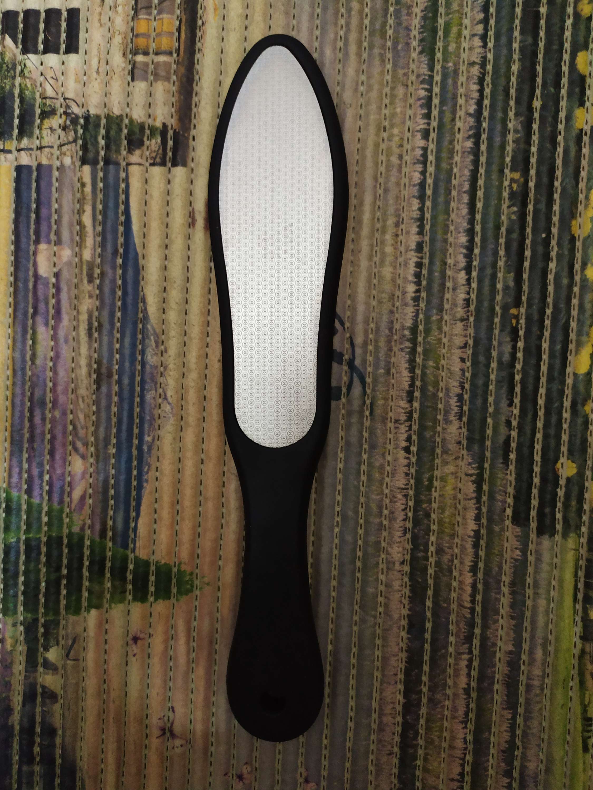 Фотография покупателя товара Тёрка для ног, лазерная, двусторонняя, прорезиненная ручка, 26 см, цвет чёрный - Фото 5