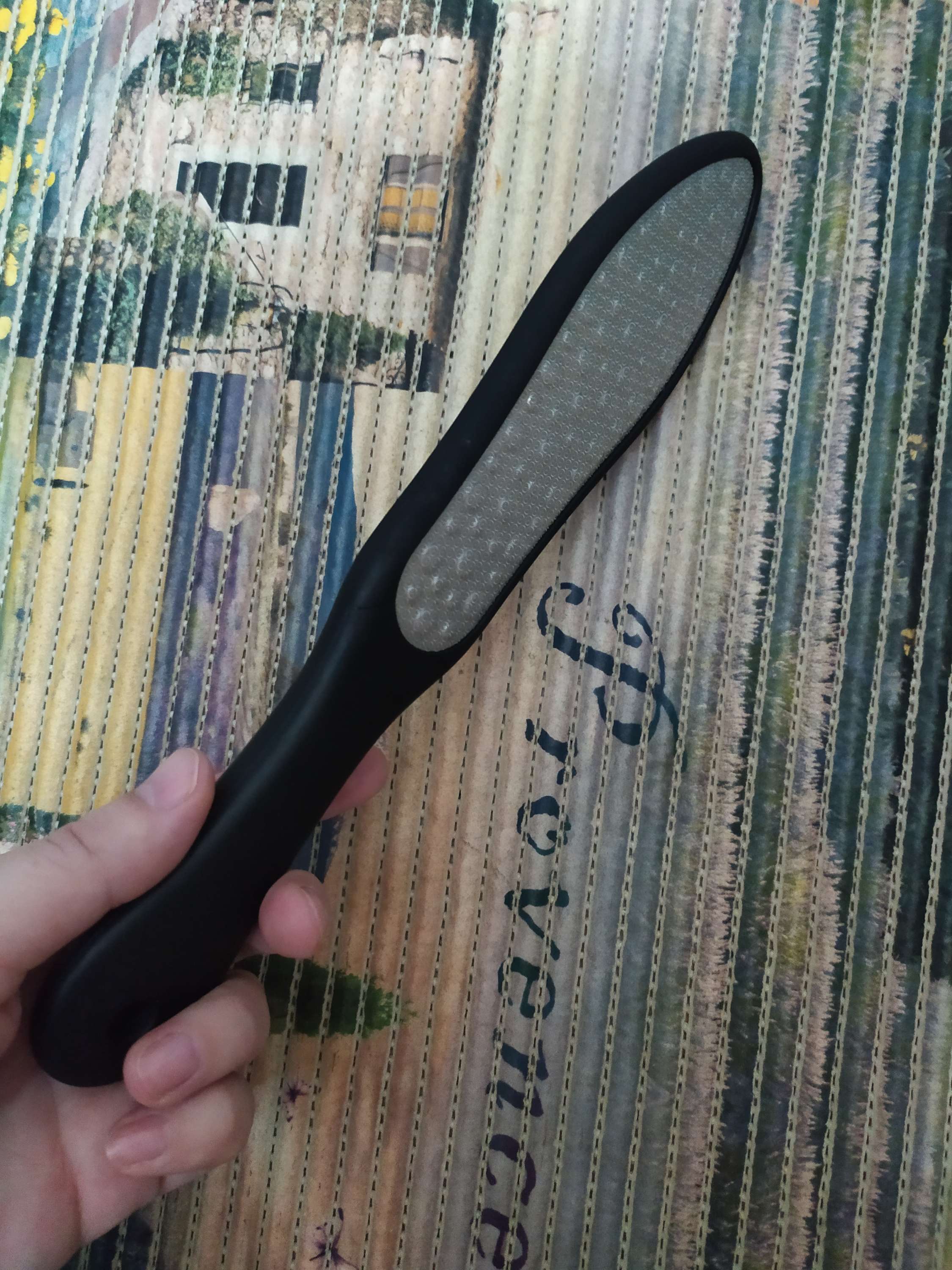 Фотография покупателя товара Тёрка для ног, лазерная, двусторонняя, прорезиненная ручка, 26 см, цвет чёрный - Фото 6