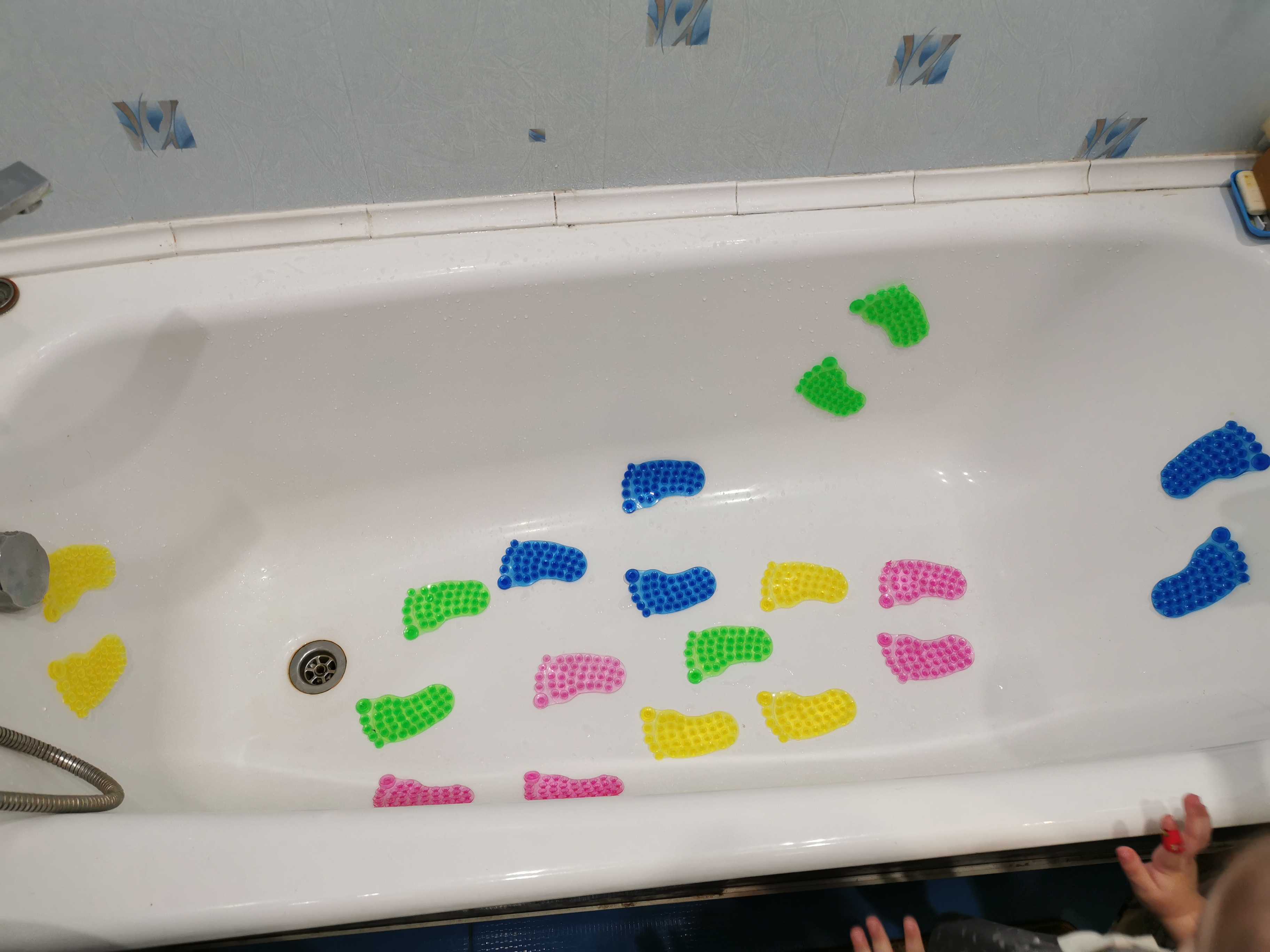 Фотография покупателя товара Мини-коврик для ванны «Нога», 7,5×12 см, цвет МИКС