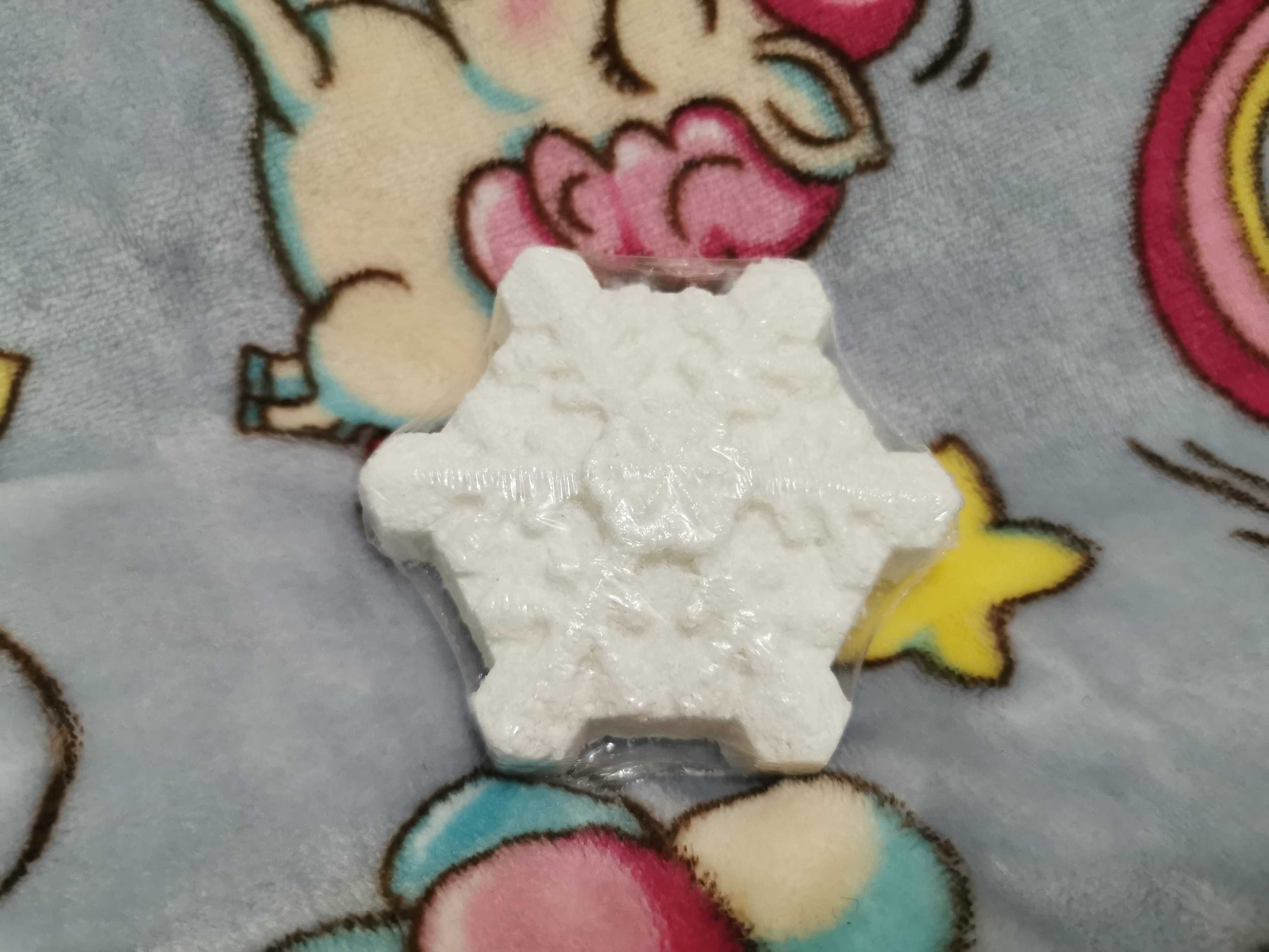Фотография покупателя товара Бомбочка для ванн «Снежинка», белая, с ароматом печенья, 100 г - Фото 5
