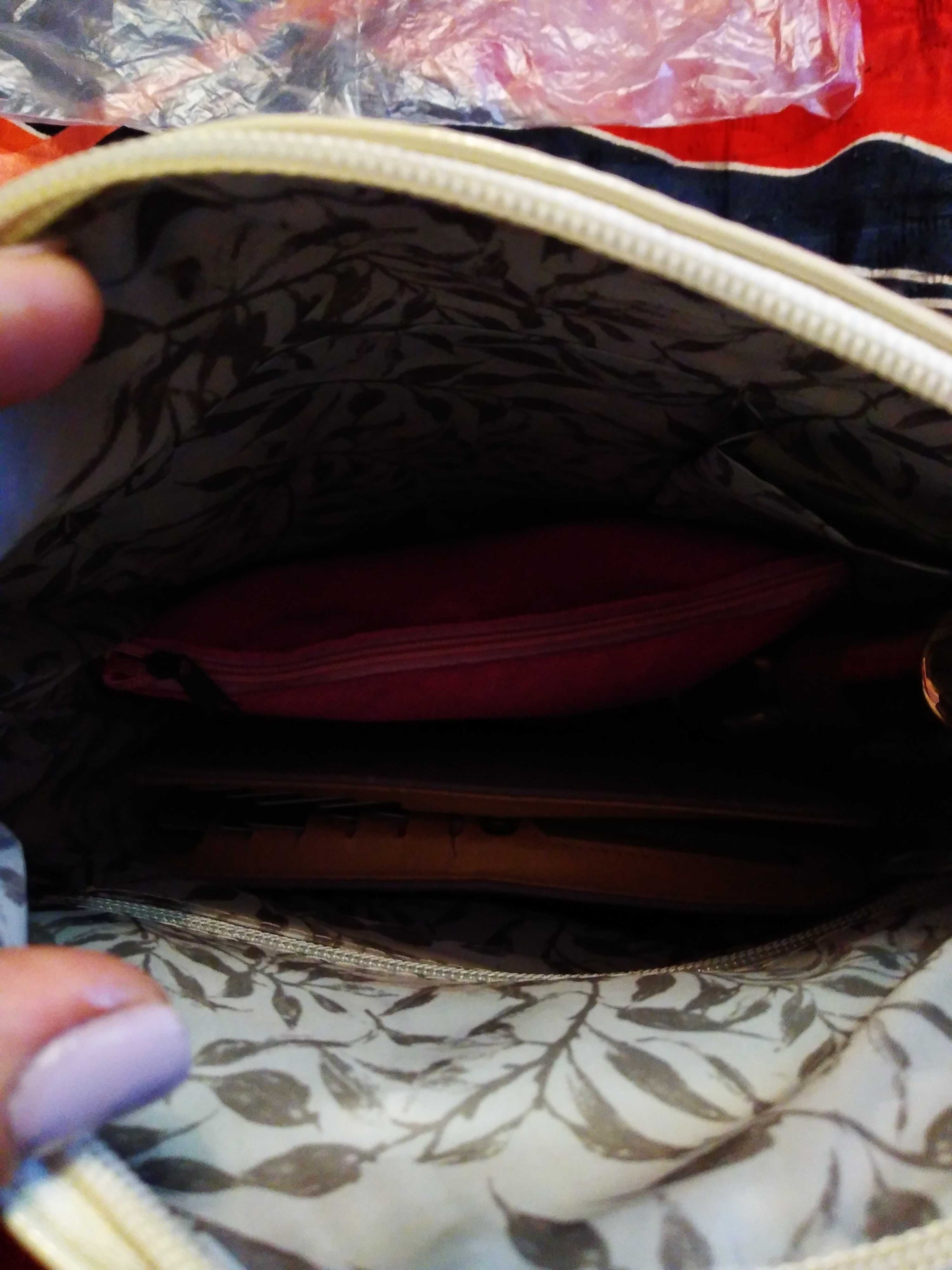 Фотография покупателя товара Сумка женская, отдел на молнии, наружный карман, регулируемый ремень, цвет бежевый - Фото 2