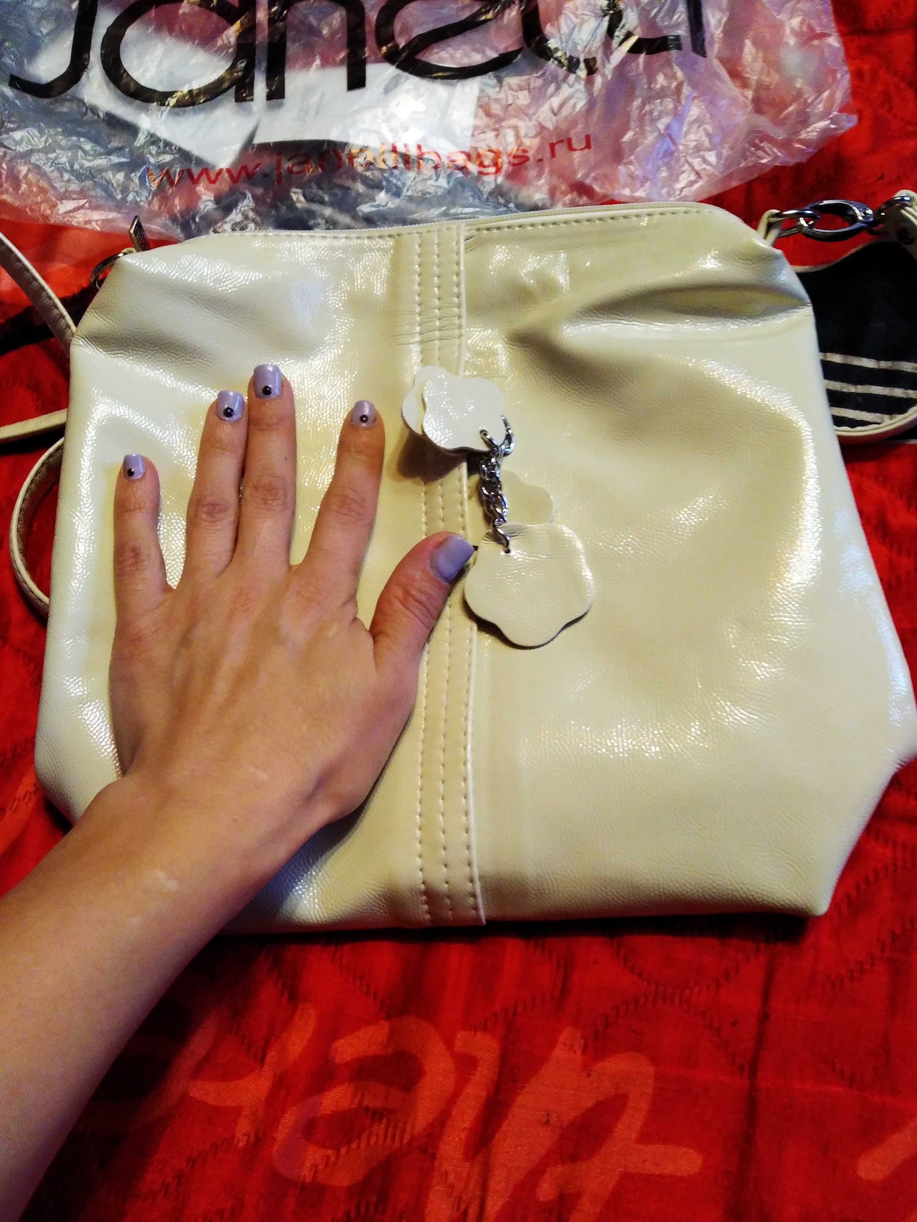 Фотография покупателя товара Сумка женская, отдел на молнии, наружный карман, регулируемый ремень, цвет бежевый