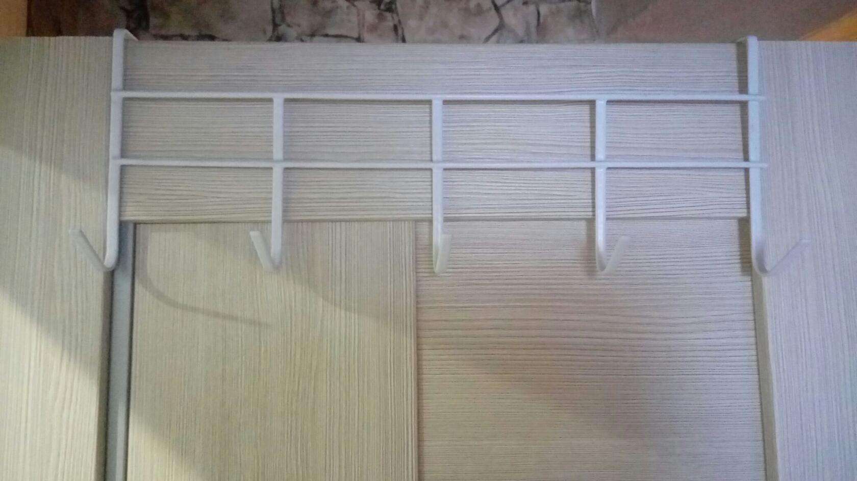 Фотография покупателя товара Вешалка на дверь на 5 крючков Доляна «Моно», 38×5×15 см, цвет белый - Фото 3