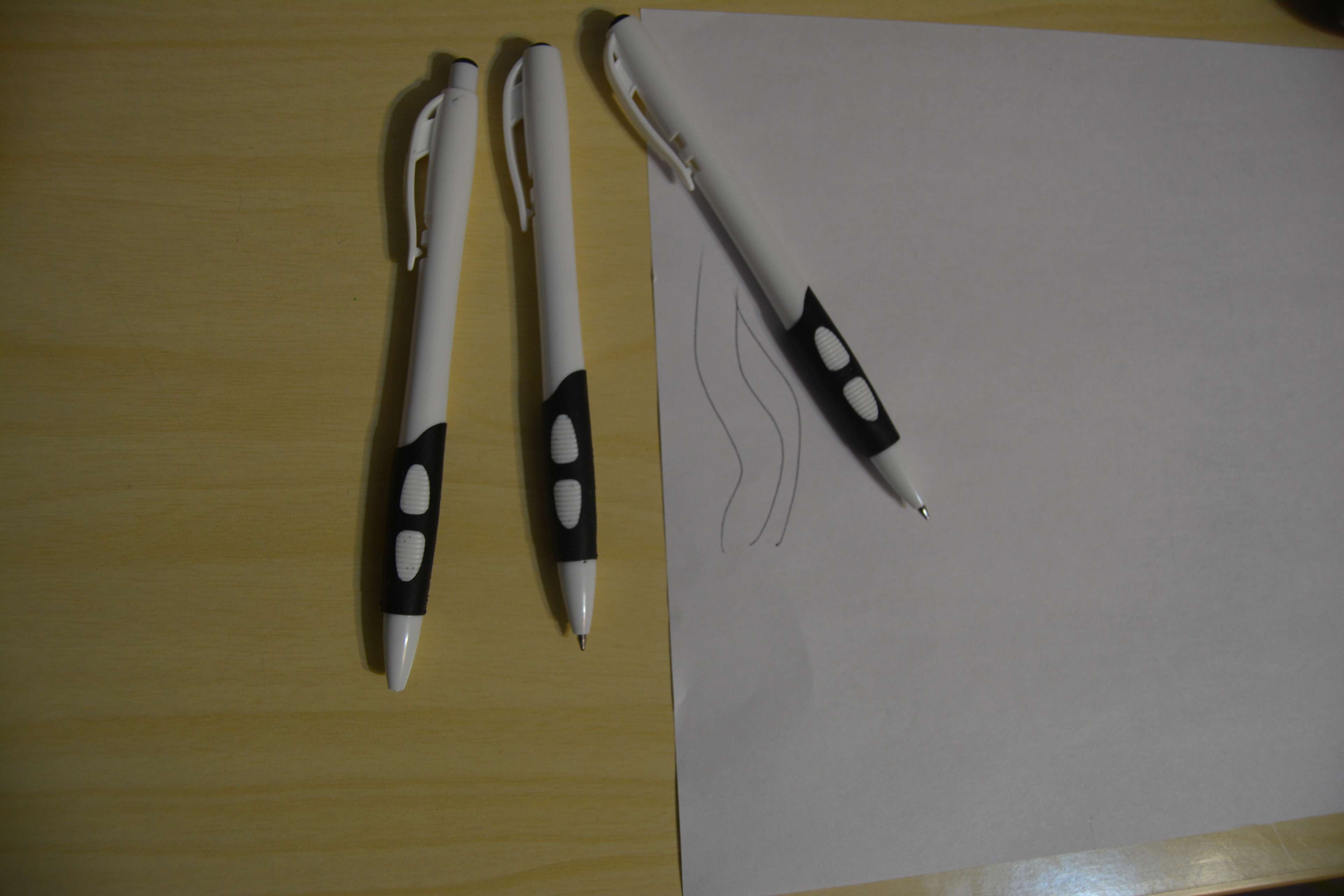 Фотография покупателя товара Ручка шариковая, 0.5 мм, стержень чёрный, корпус белый с резиновым держателем, МИКС - Фото 1