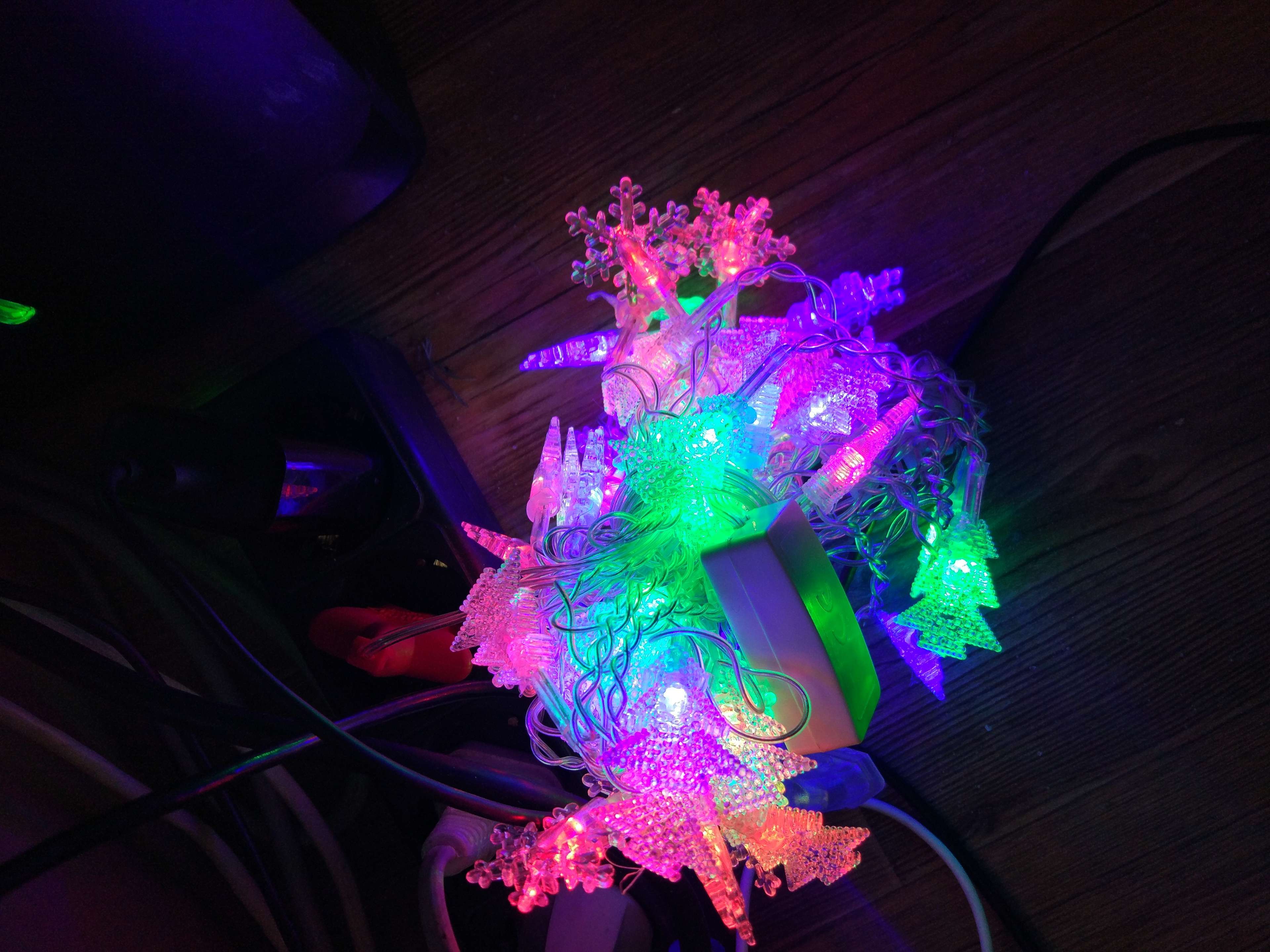 Фотография покупателя товара Гирлянда «Бахрома» 1.8 × 0.5 м с насадками «Ёжики», IP20, прозрачная нить, 48 LED, свечение мульти (RG/RB), мигание, 220 В - Фото 4