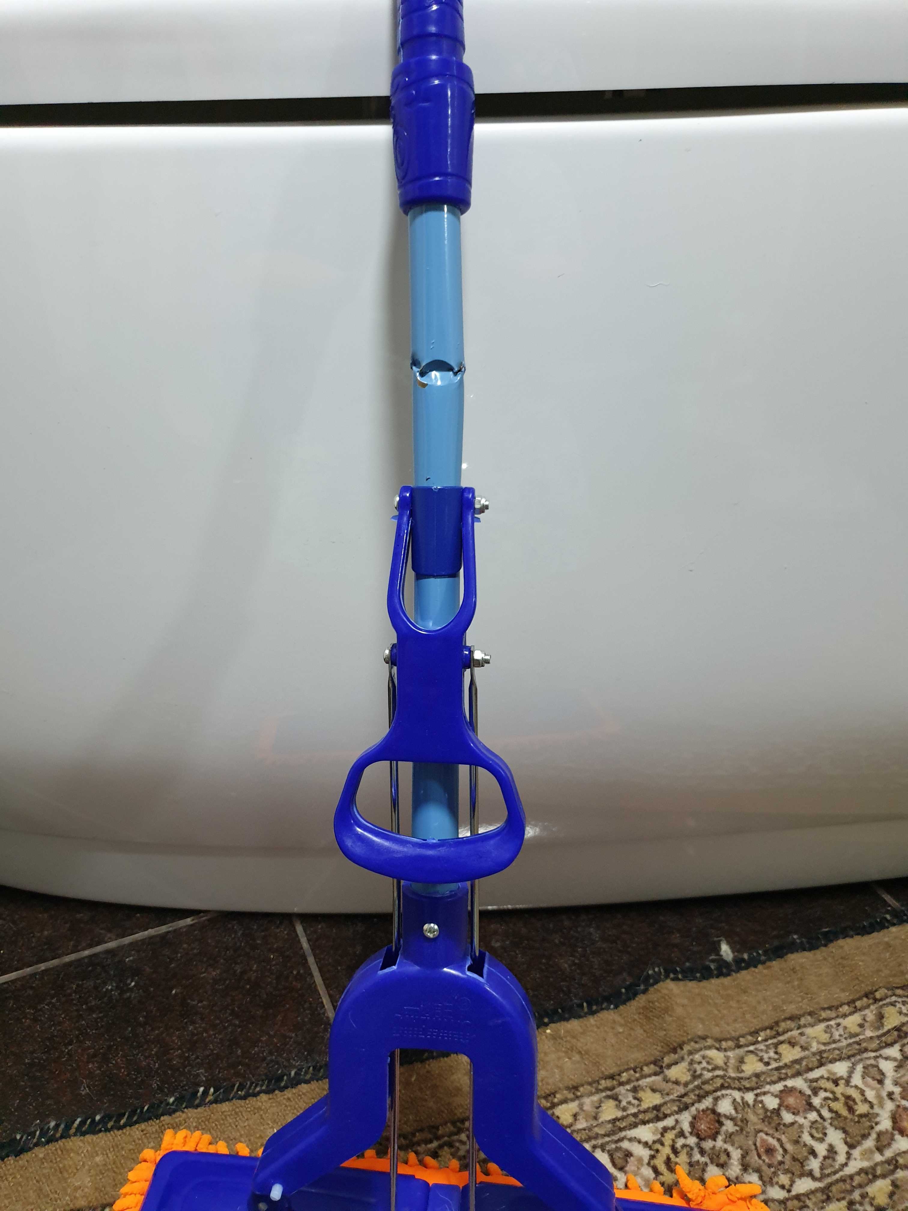 Фотография покупателя товара Швабра с отжимом Доляна, насадка из микрофибры 35×10 см, телескопическая ручка 107-134 см, цвет МИКС - Фото 2