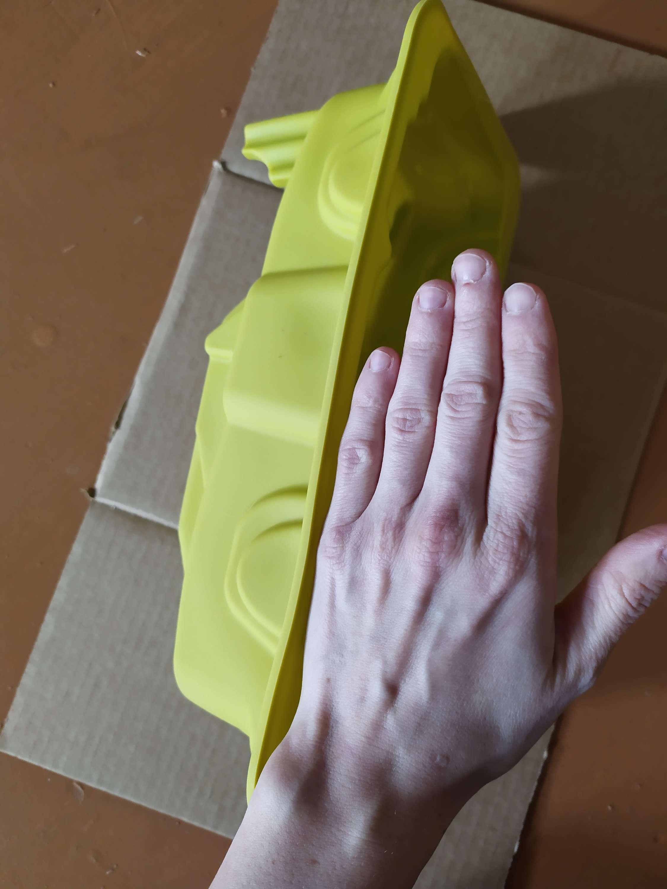 Фотография покупателя товара Форма силиконовая для выпечки Доляна «Автомобиль», 31×10×5 см, цвет МИКС - Фото 2