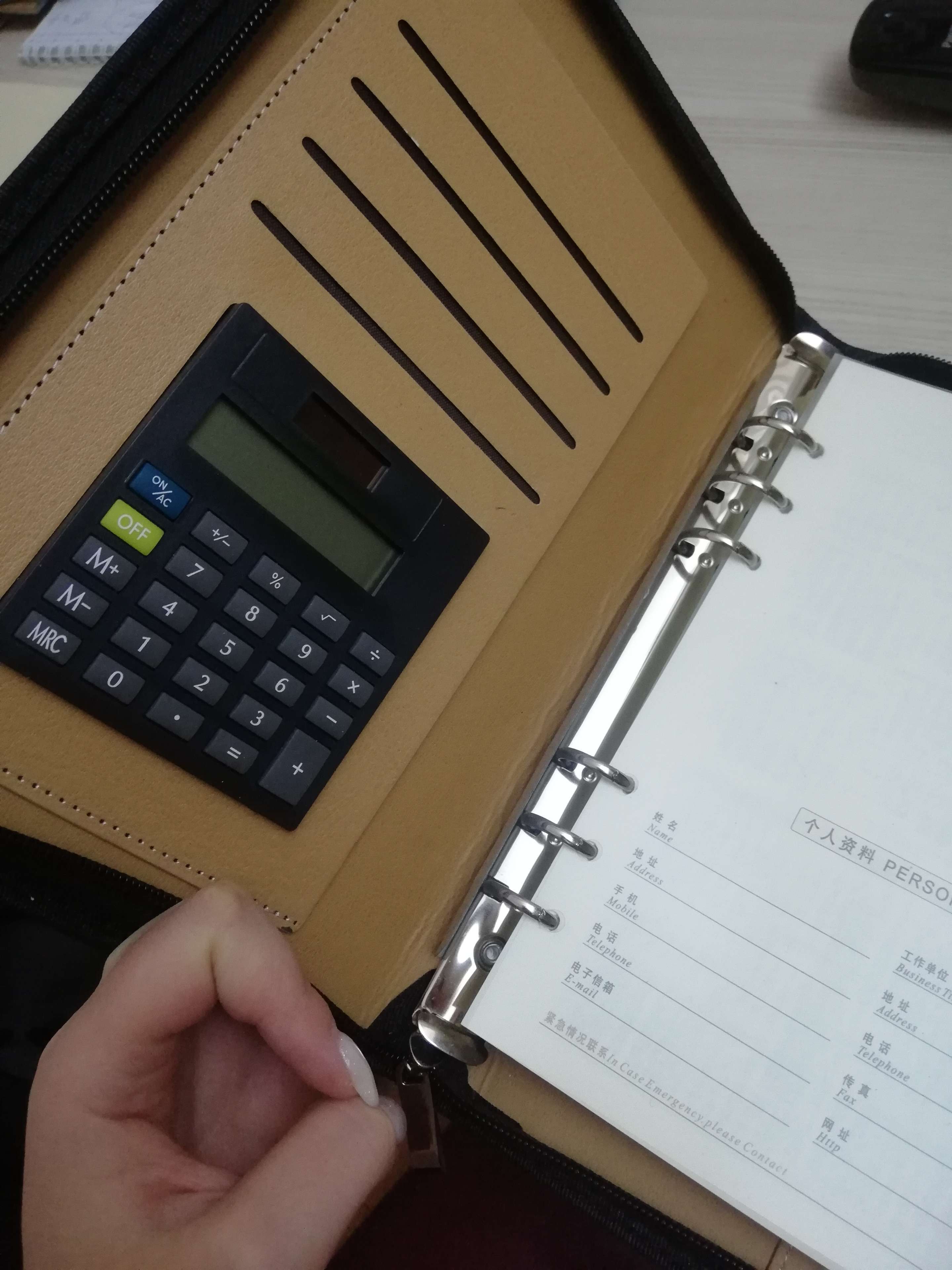 Фотография покупателя товара Органайзер на кольцах формат А5, 96 листов, линованный, на молнии, с 3-х сторон, кожзам, с калькулятором, МИКС