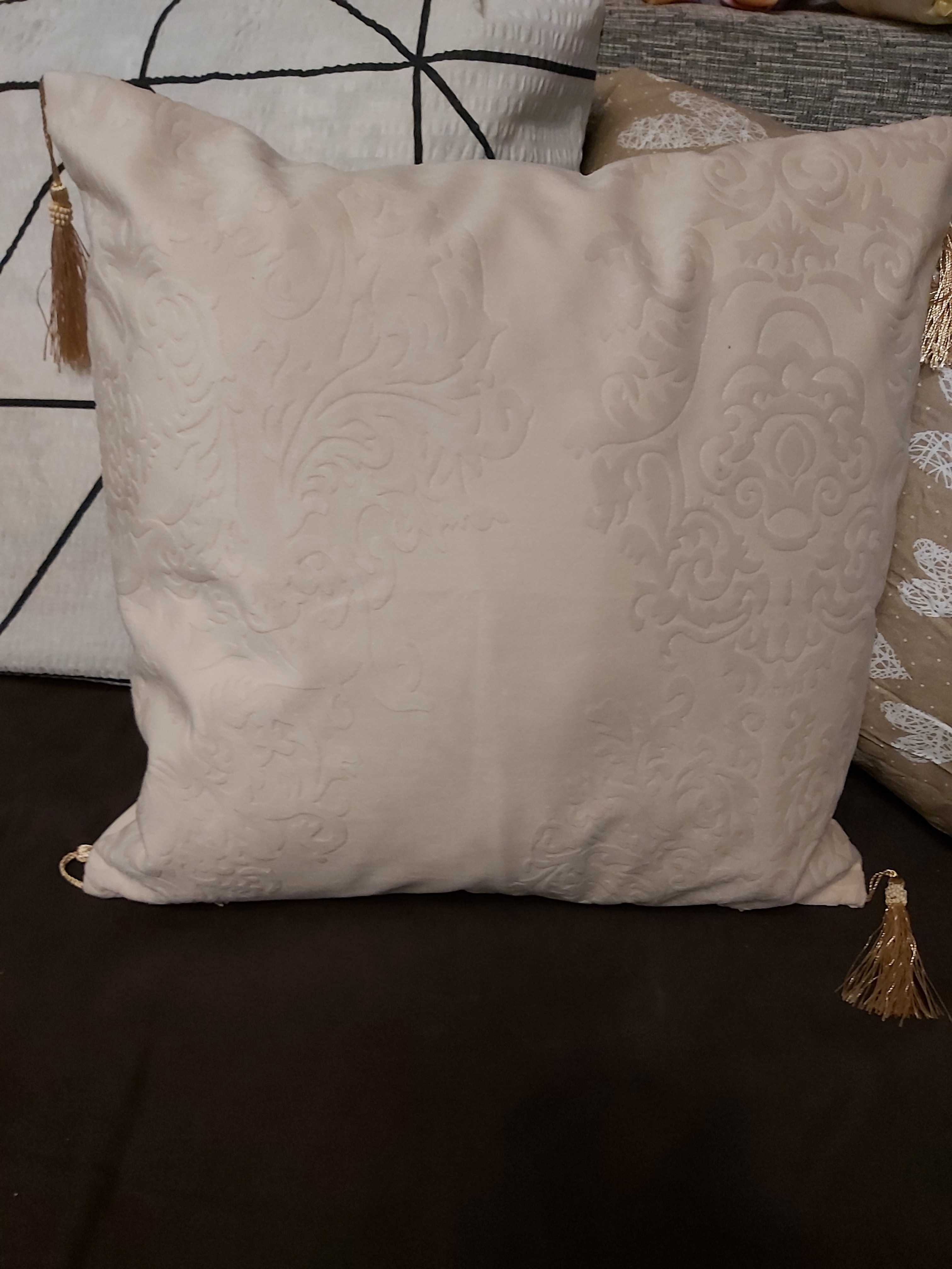 Фотография покупателя товара Наволочка декоративная «Этель» Валенсия Белое золото с кисточками 40×40 см
