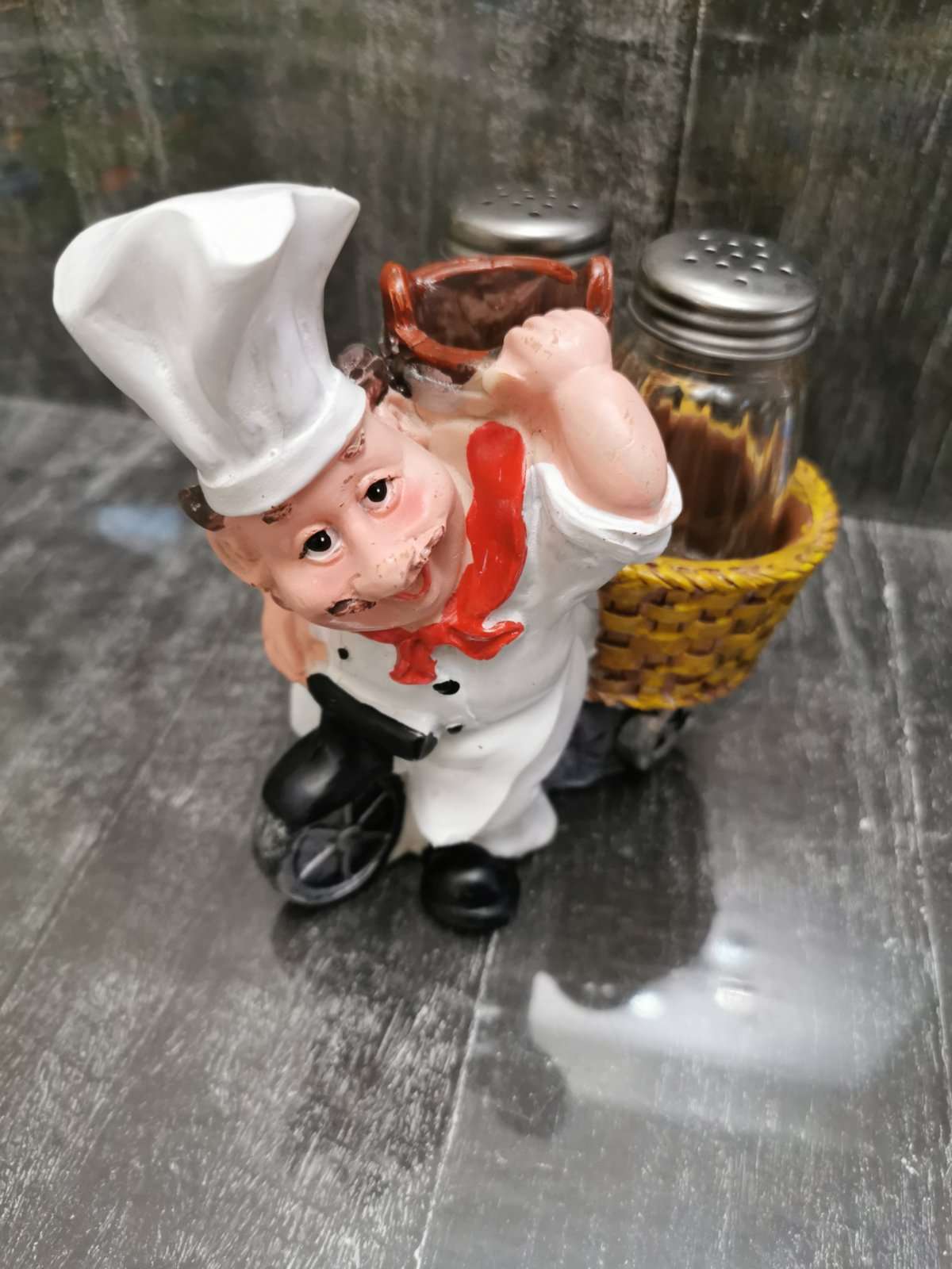 Фотография покупателя товара Набор для специй на подставке «Повар», 3 предмета: солонка 50 мл, перечница 50 мл, подставка с ёмкостью для зубочисток, фигурка МИКС - Фото 2