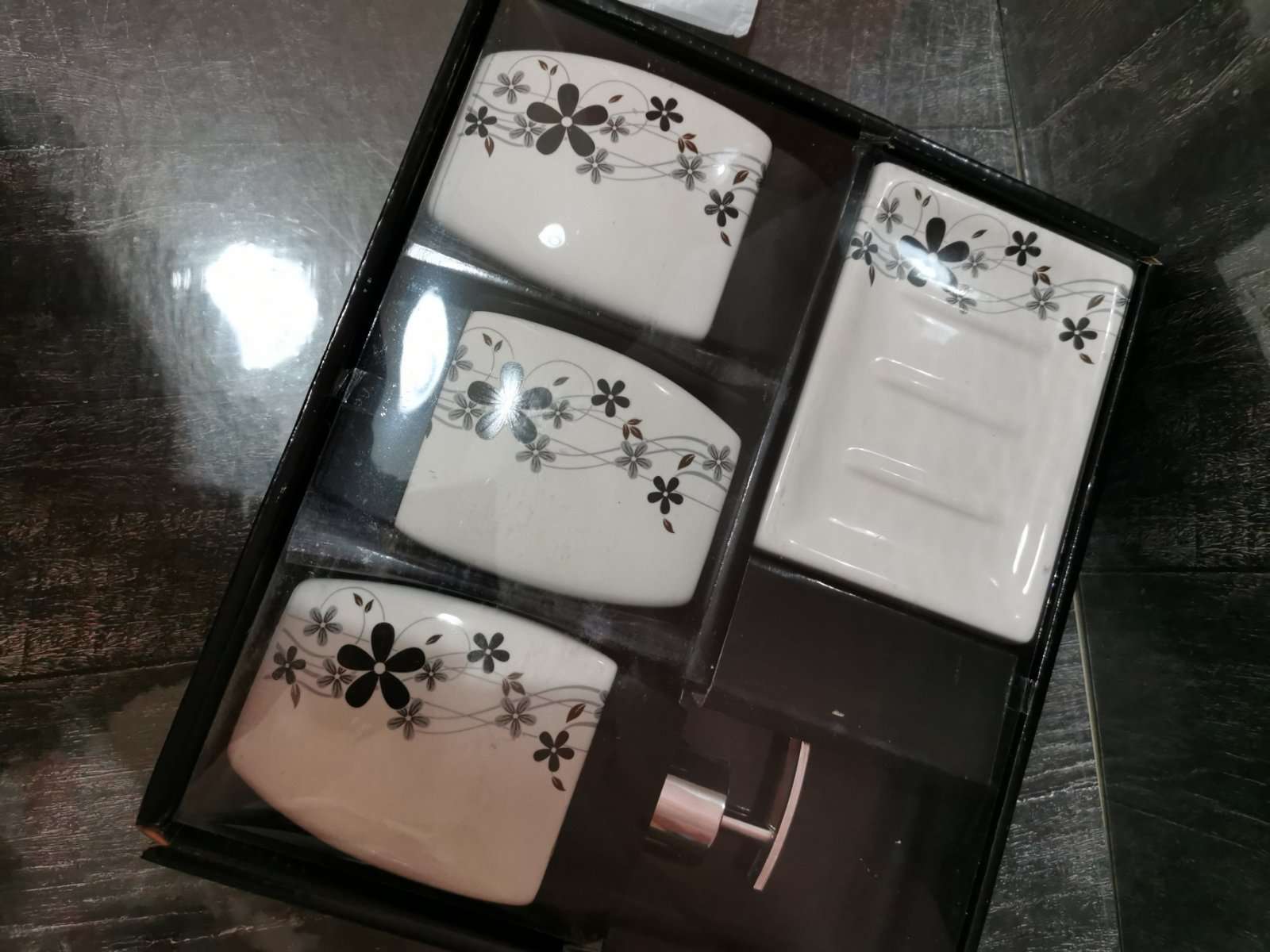 Фотография покупателя товара Набор аксессуаров для ванной комнаты «Грация», 4 предмета (дозатор 400 мл, мыльница, 2 стакана), цвет бело-чёрный - Фото 1