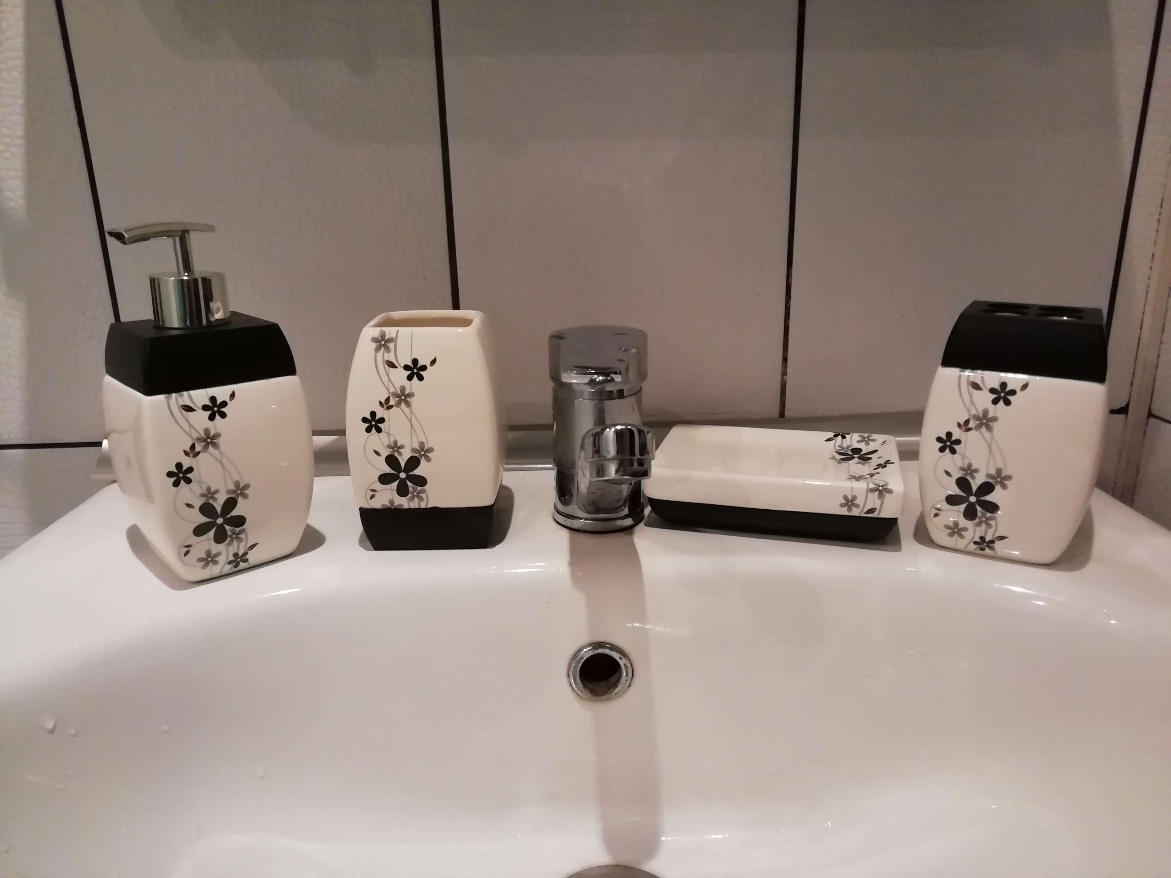 Фотография покупателя товара Набор аксессуаров для ванной комнаты «Грация», 4 предмета (дозатор 400 мл, мыльница, 2 стакана), цвет бело-чёрный - Фото 2
