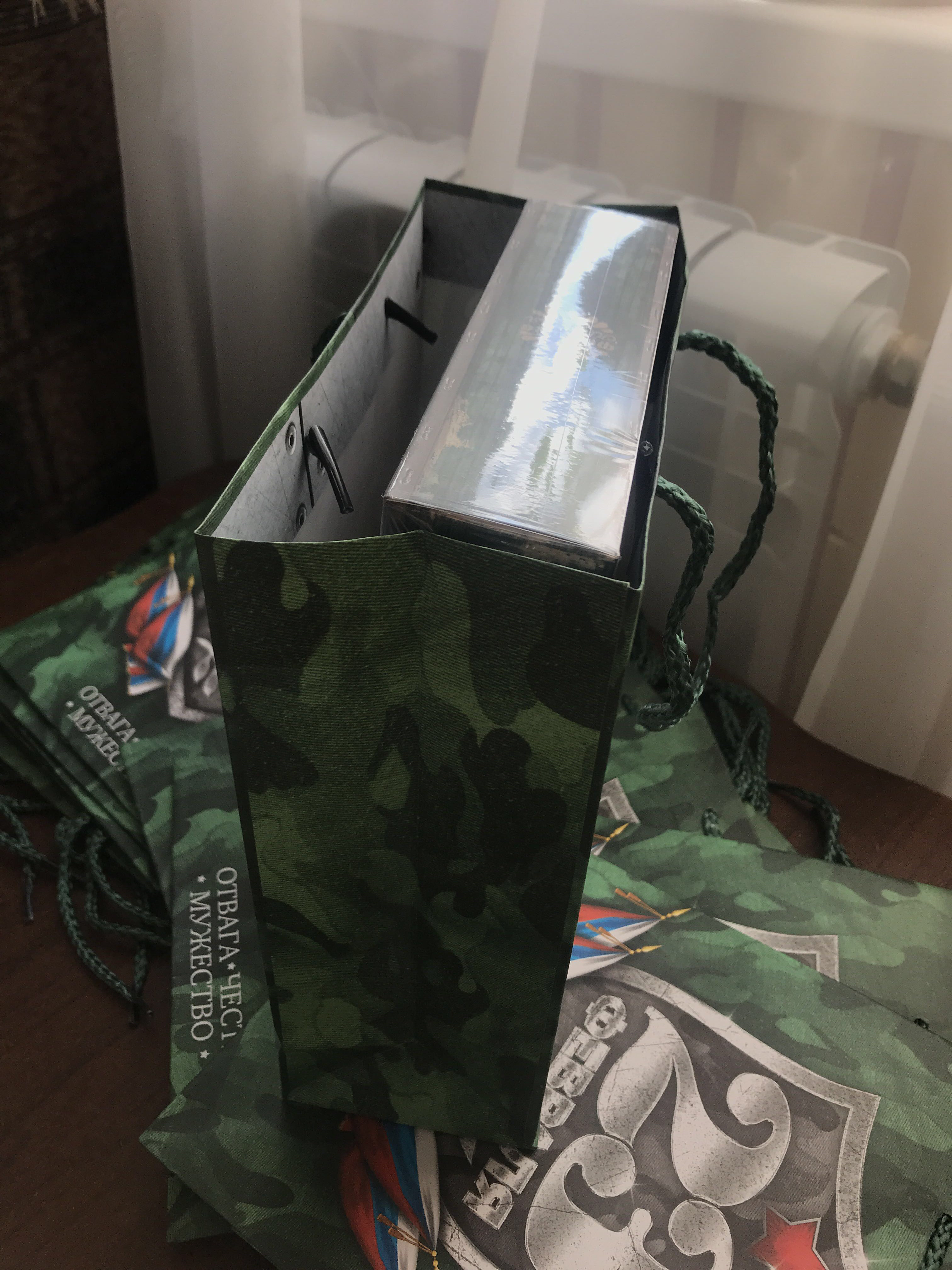 Фотография покупателя товара Пакет подарочный ламинированный вертикальный, упаковка, «Настоящему герою», MS 18 х 23 х 10 см - Фото 2