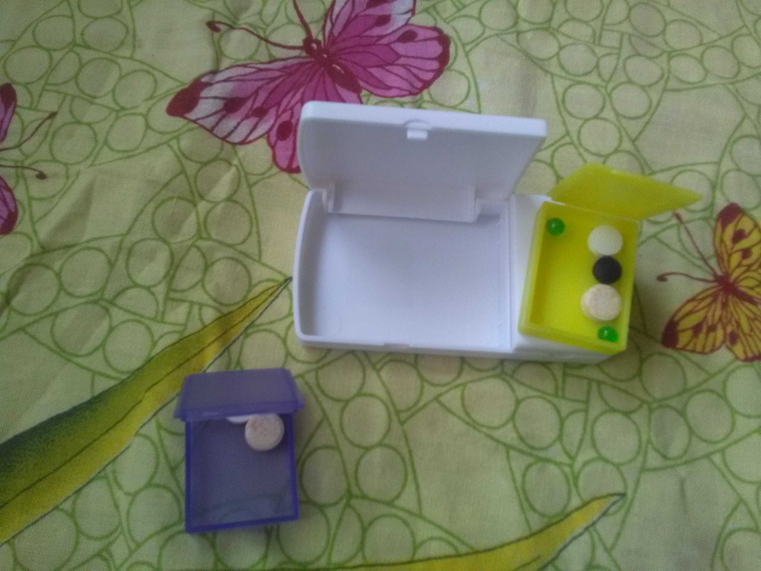 Фотография покупателя товара Таблетница с делителем, 2 секции, 9,5 × 5 × 1,5 см, цвет белый/жёлтый/фиолетовый
