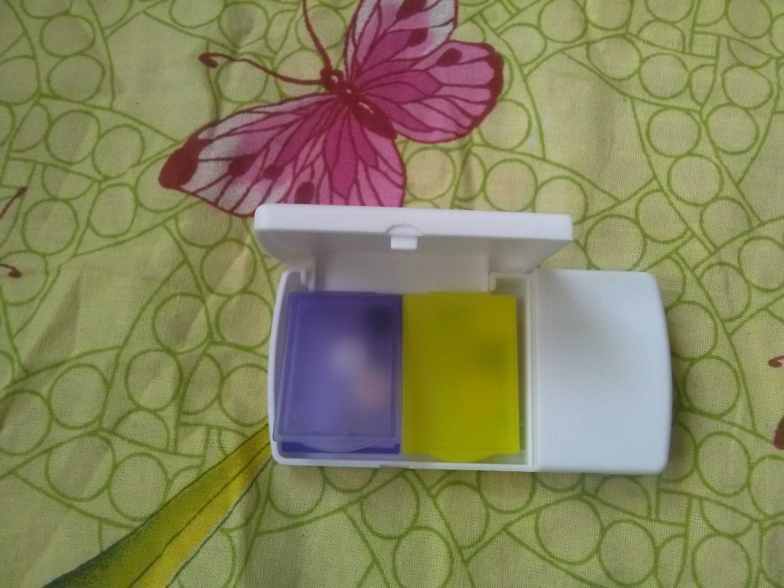 Фотография покупателя товара Таблетница с делителем, 2 секции, 9,5 × 5 × 1,5 см, цвет белый/жёлтый/фиолетовый - Фото 4