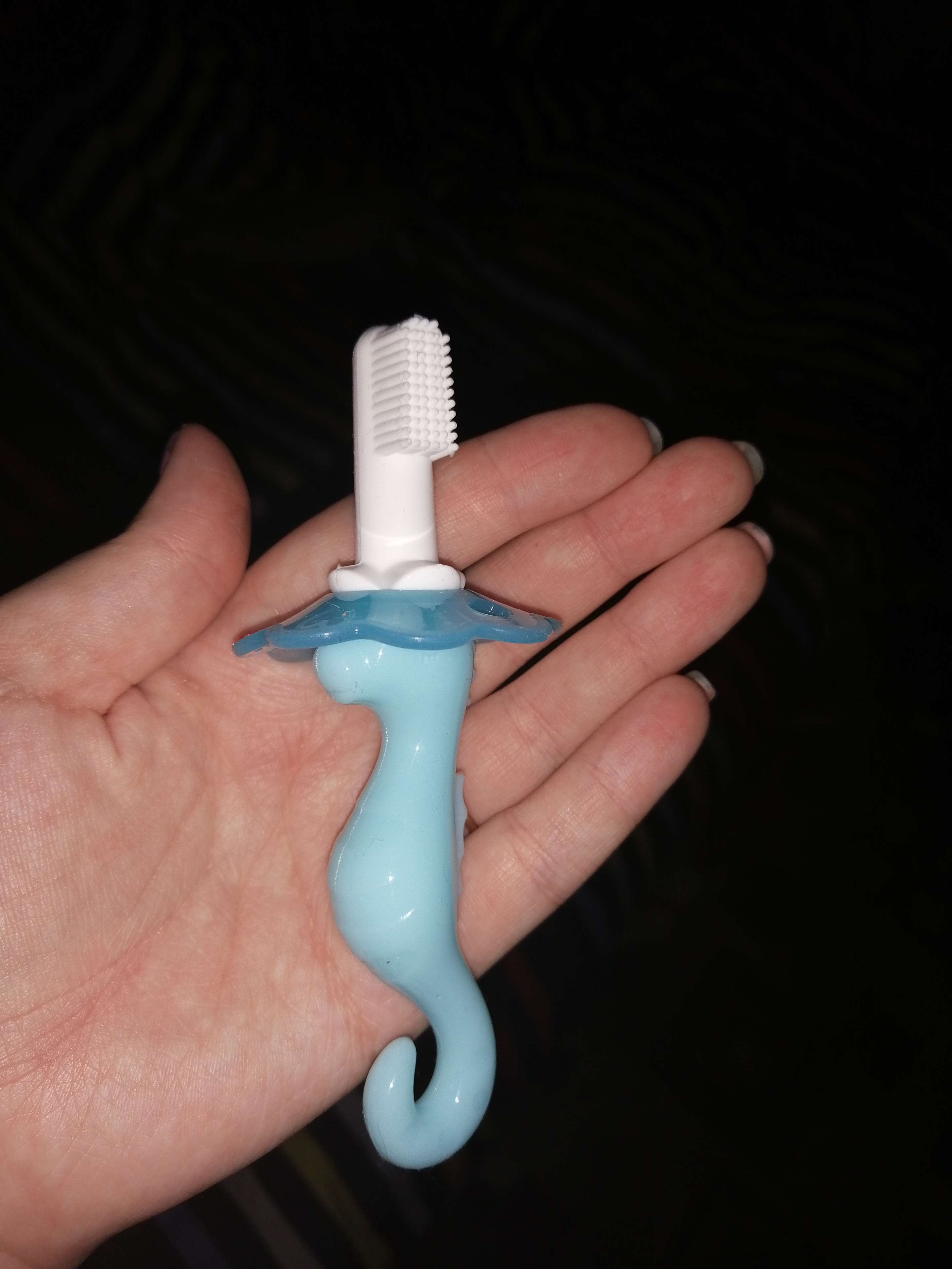 Фотография покупателя товара Детская зубная щетка-массажер, «Морской конёк», силиконовая, с ограничителем, от 3 мес., цвет МИКС - Фото 9