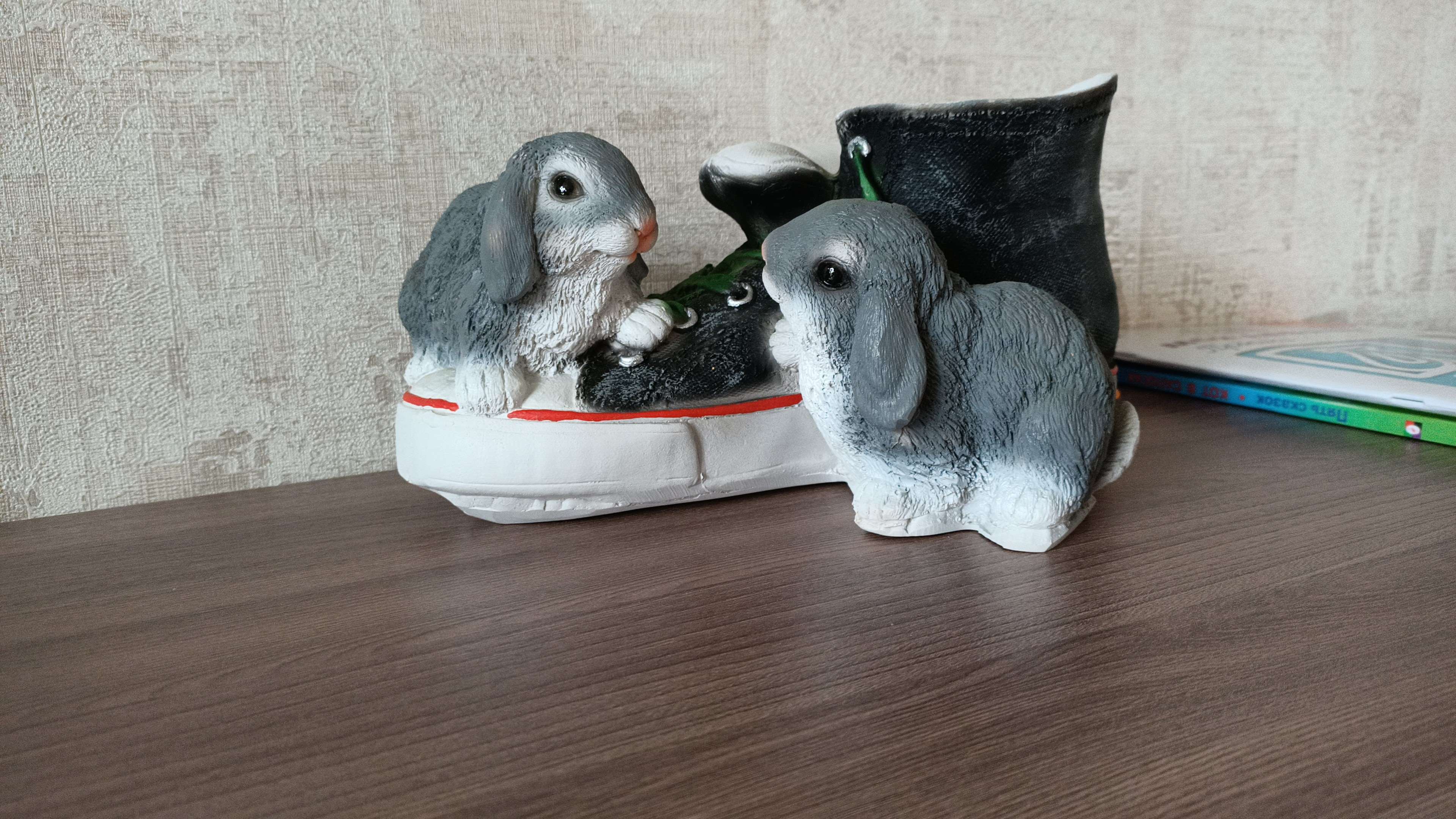 Фотография покупателя товара Фигурное кашпо "Кед с зайцами" 14х18х28см - Фото 1