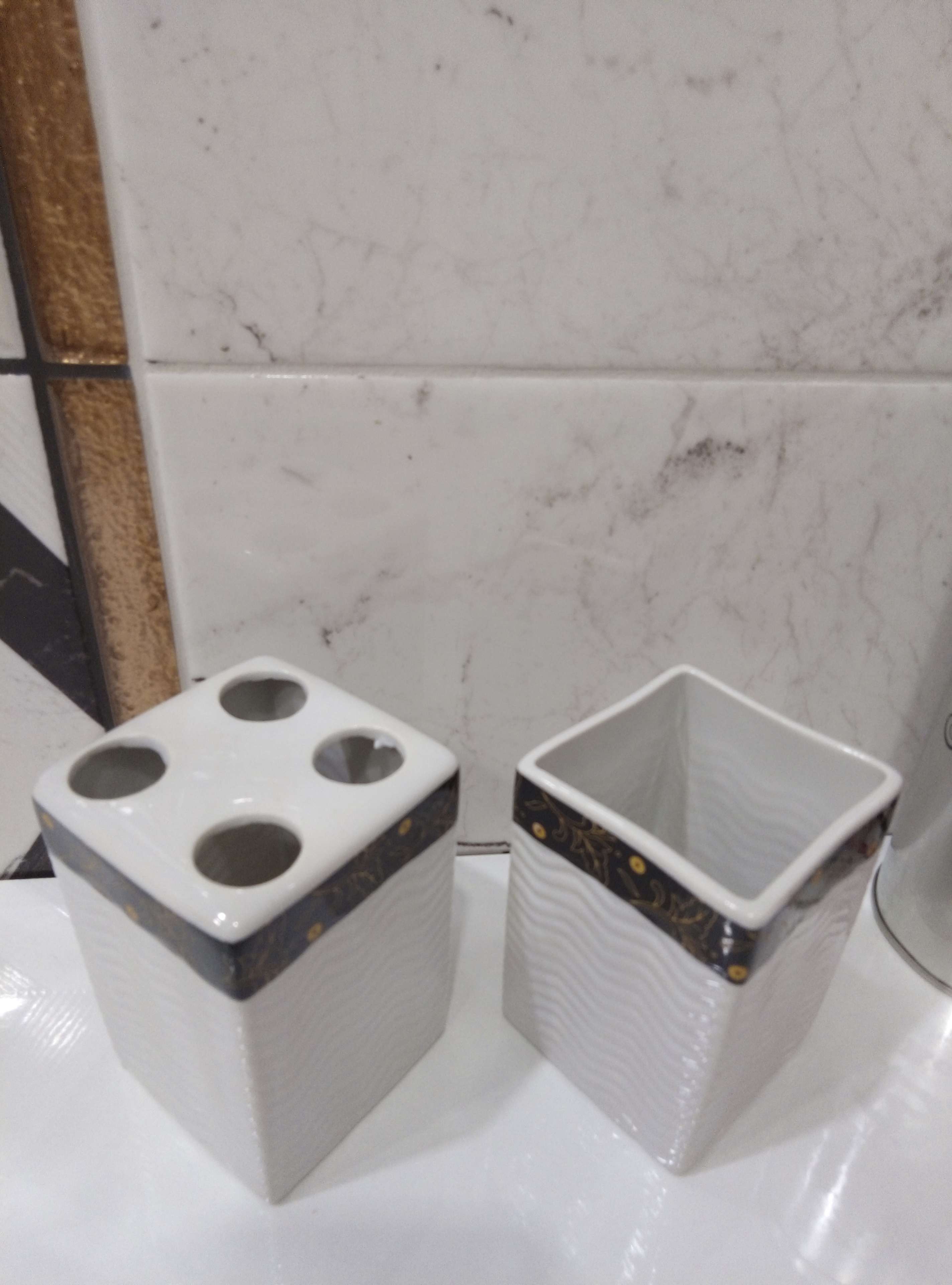 Фотография покупателя товара Набор аксессуаров для ванной комнаты «Золотой лист», 4 предмета (дозатор 250 мл, мыльница, 2 стакана), цвет белый
