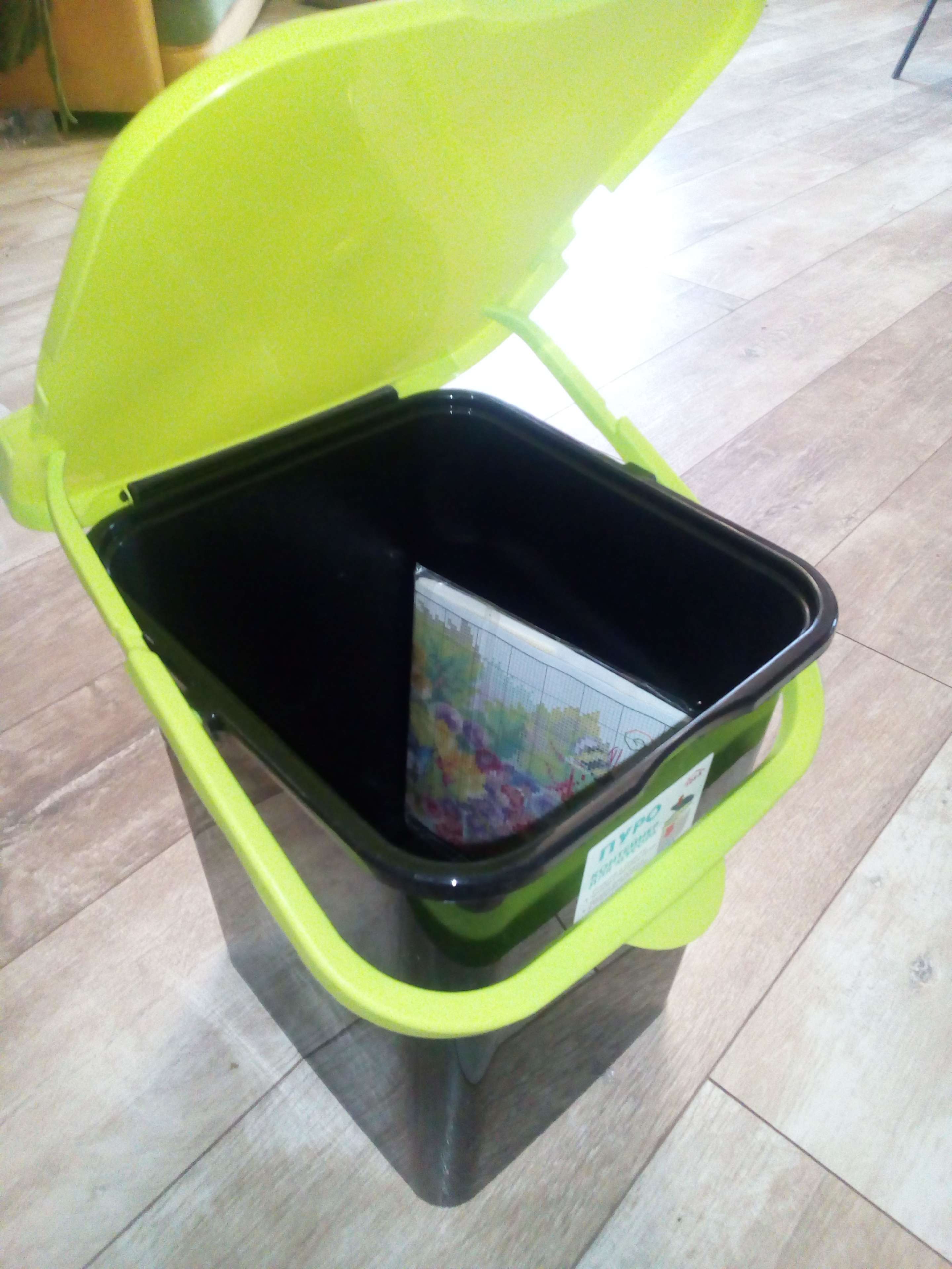 Фотография покупателя товара Контейнер для мусора с крышкой 18 л "Пуро", цвет чёрный/салатовый - Фото 1