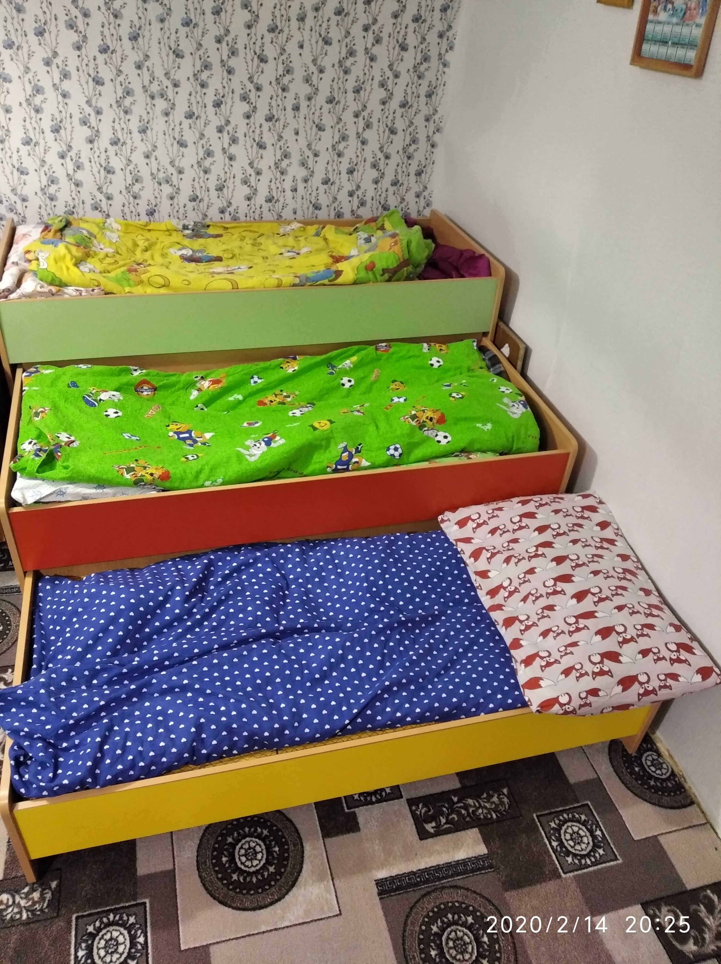 Фотография покупателя товара Кровать детская трёхъярусная, выкатная, ЛДСП, дно из МДФ 10 мм, верхнее спальное место 145х60 см, среднее 140х60см, нижнее 135х60 см, цветная - Фото 2