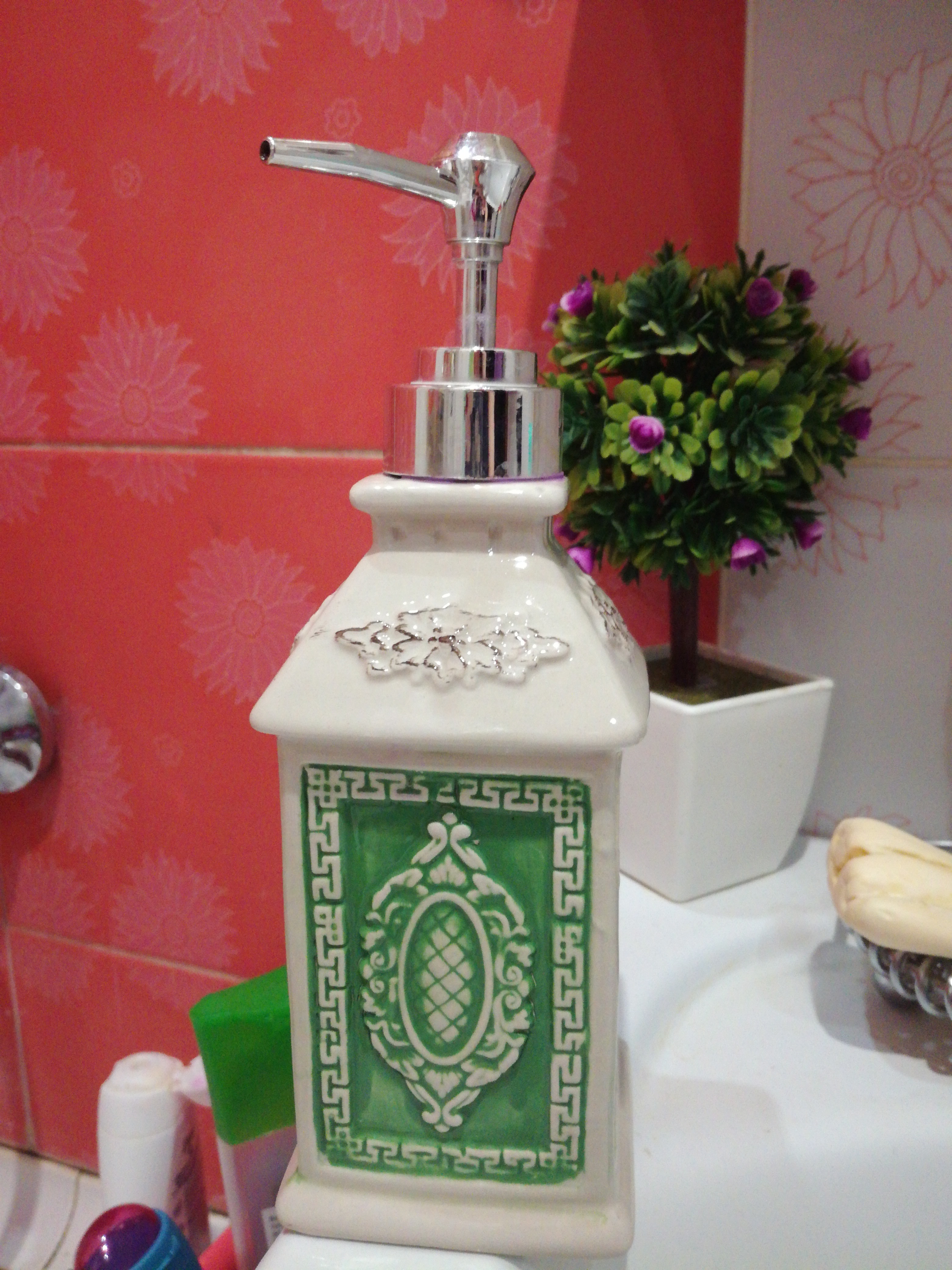 Фотография покупателя товара Дозатор для жидкого мыла Доляна «Эстет», 320 мл, цвет зелёный - Фото 2