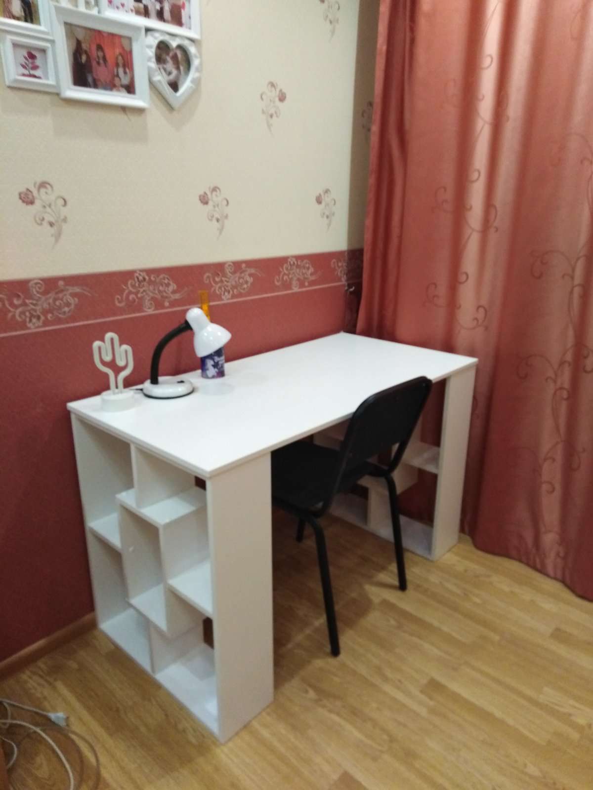 Фотография покупателя товара Письменный стол, 1200 × 600 × 740 мм, цвет белый - Фото 3