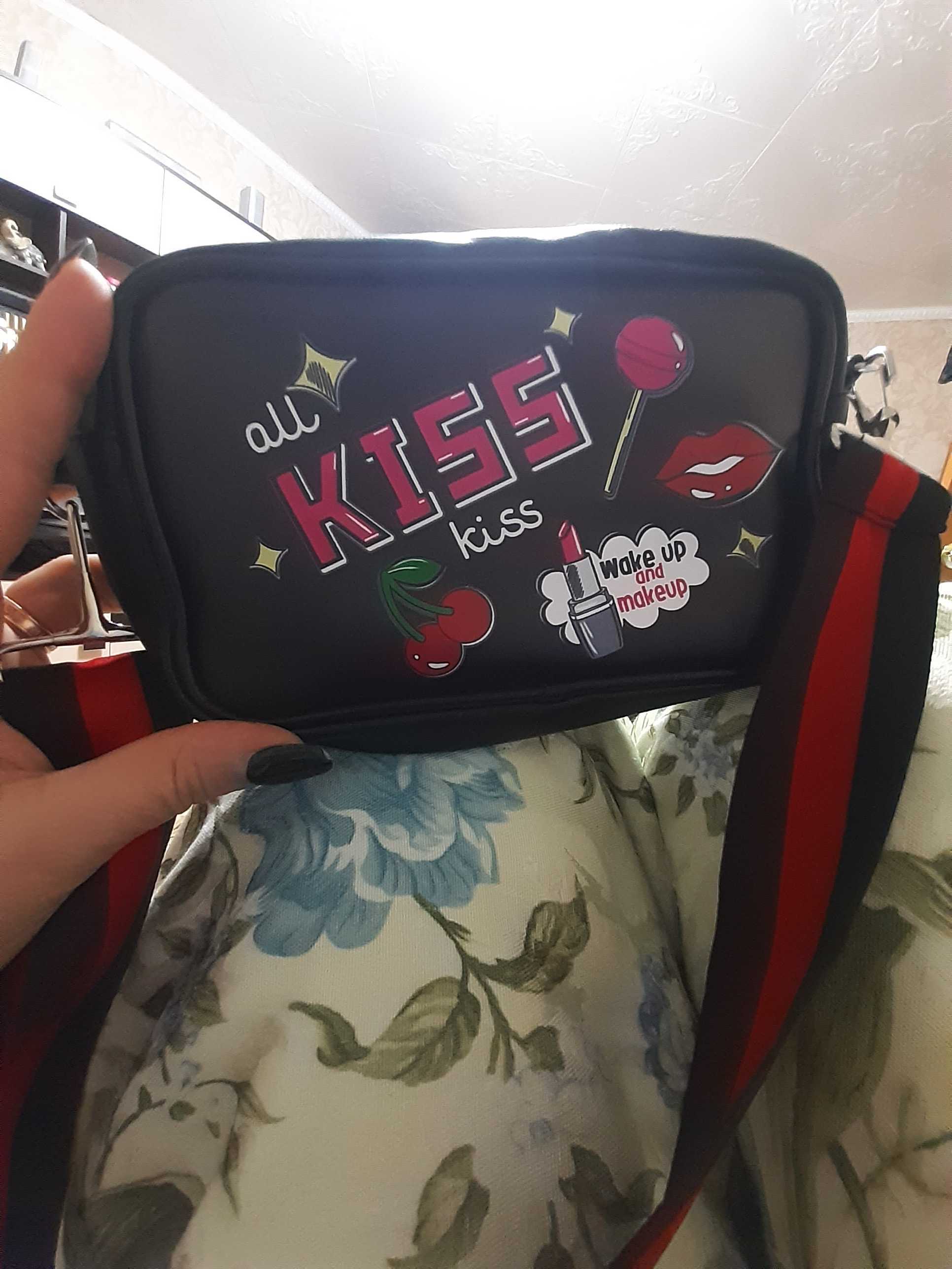 Фотография покупателя товара Сумка детская Kiss, искусственная кожа, на ремешке, чёрная, 18х6х11 см - Фото 2