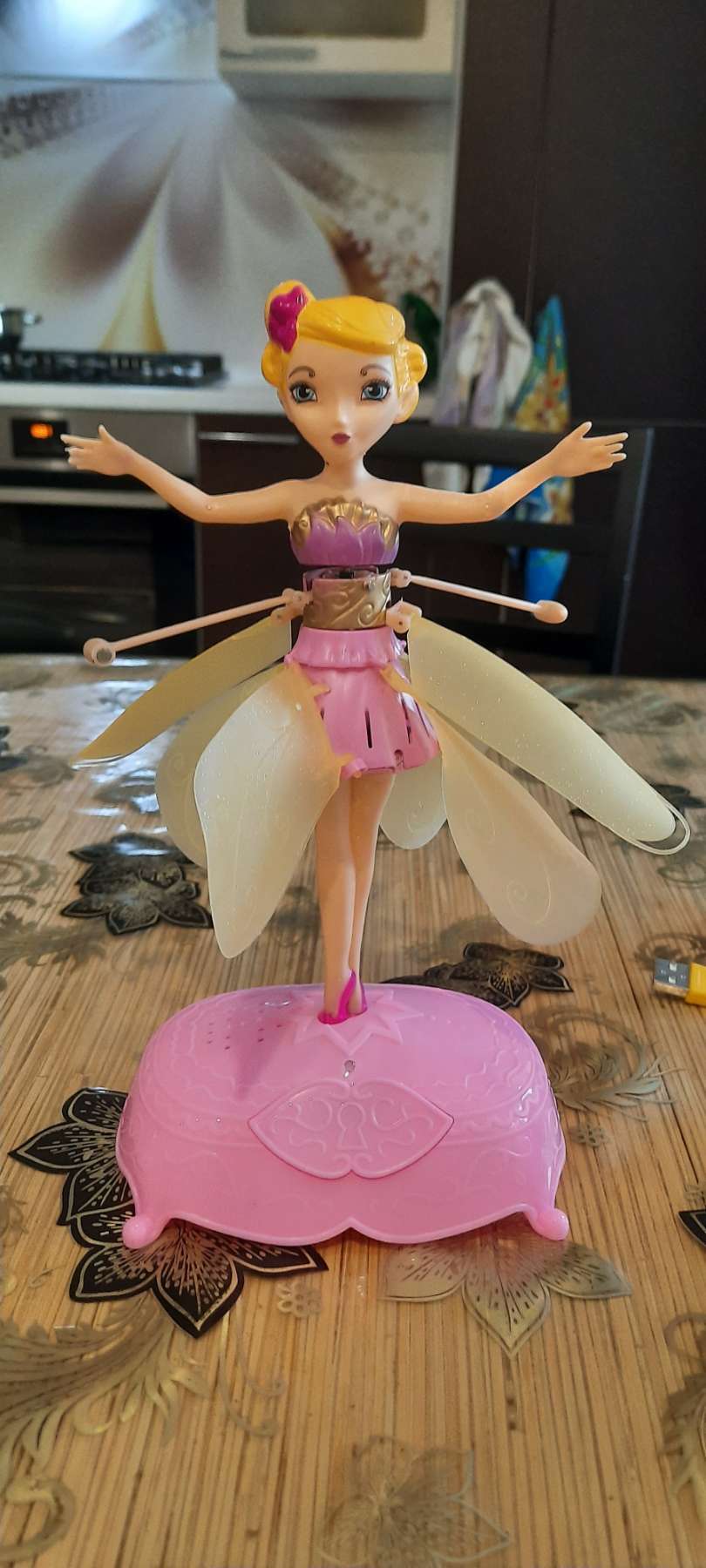 Фотография покупателя товара Кукла летающая и парящая «Сказочная фея Лилия», световой эффект, USB-кабель, МИКС