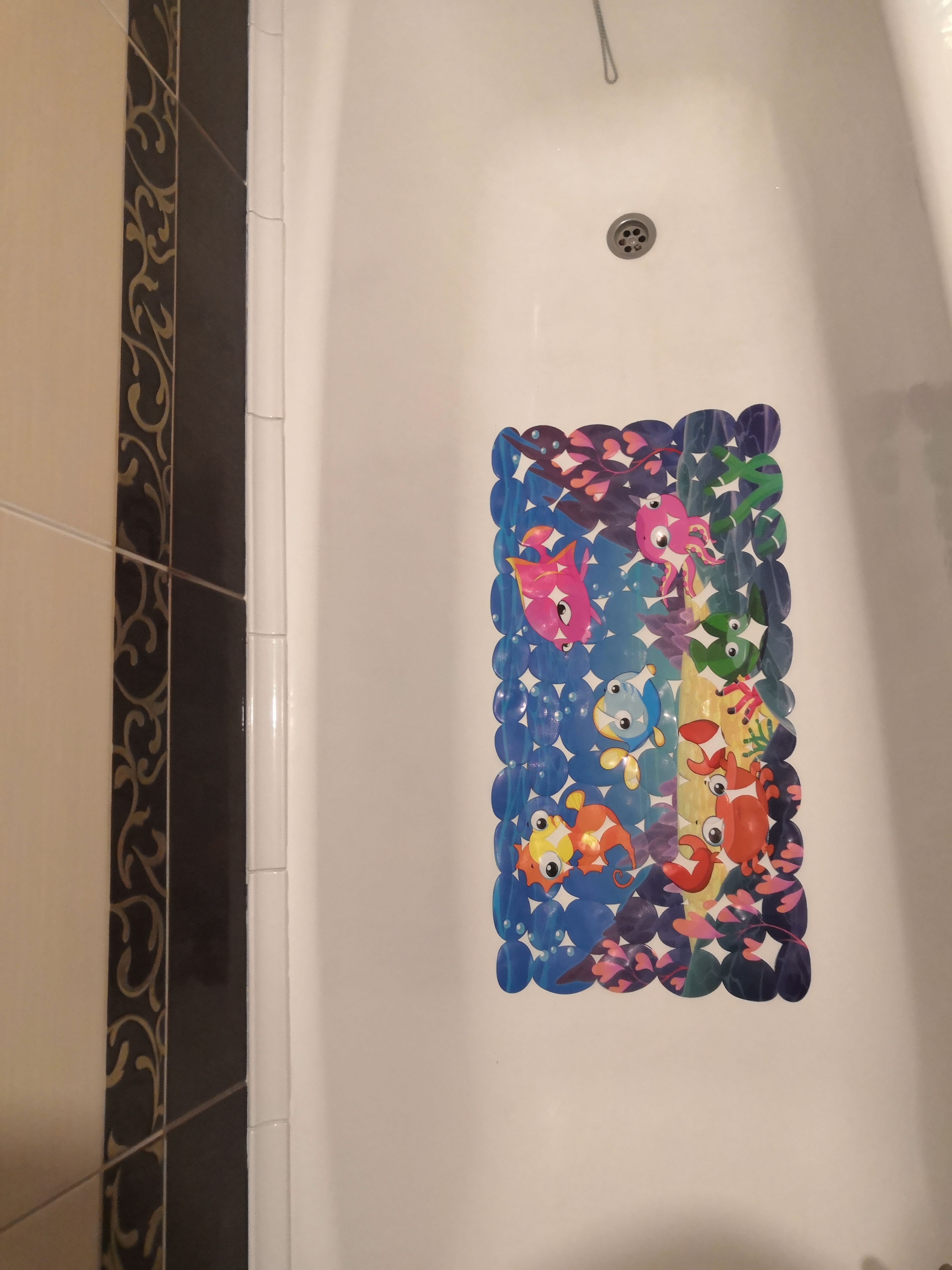 Фотография покупателя товара Коврик противоскользящий СПА в ванну на присосках Доляна «Яркие рыбы», 35×68 см - Фото 4