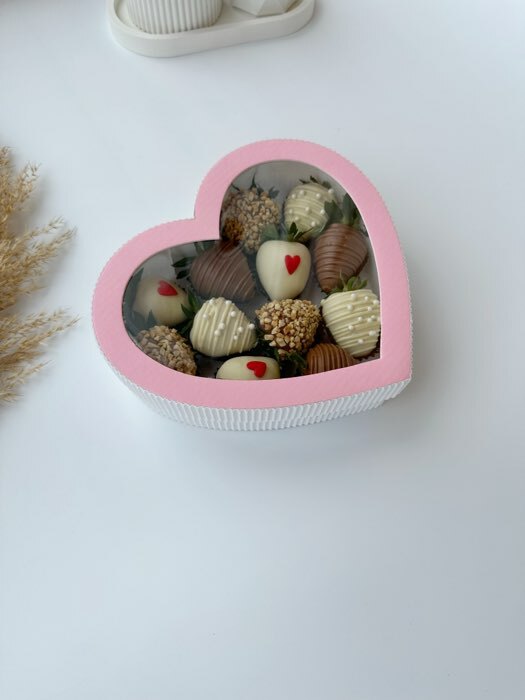 Фотография покупателя товара Коробка подарочная, кондитерская упаковка «8 марта» фиолетовая, 22 х 16 х 5 см - Фото 56