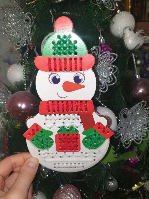 Фотография покупателя товара Новогодний набор для творчества. Вышивка пряжей «Новый год! Снеговик» на картоне с пластиковой иглой