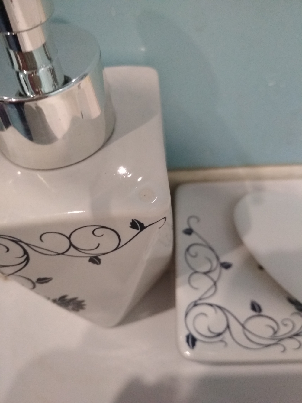 Фотография покупателя товара Набор аксессуаров для ванной комнаты «Пейзаж. Сад», 4 предмета (дозатор 250 мл, мыльница, 2 стакана), цвет белый - Фото 2
